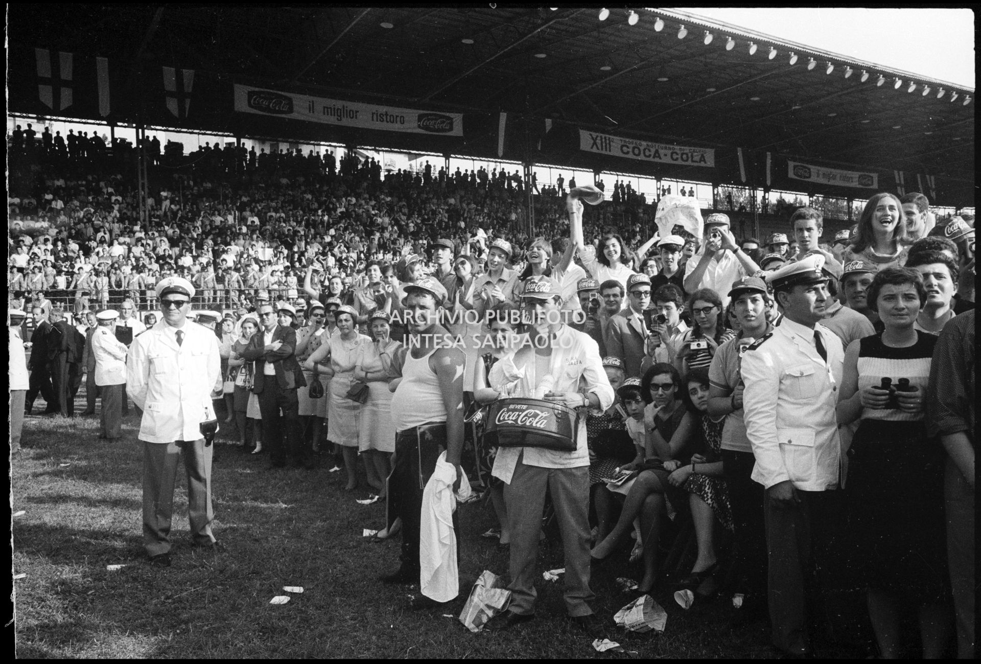 Pubblico e forze dell'ordine al concerto pomeridiano dei Beatles al Vigorelli di Milano