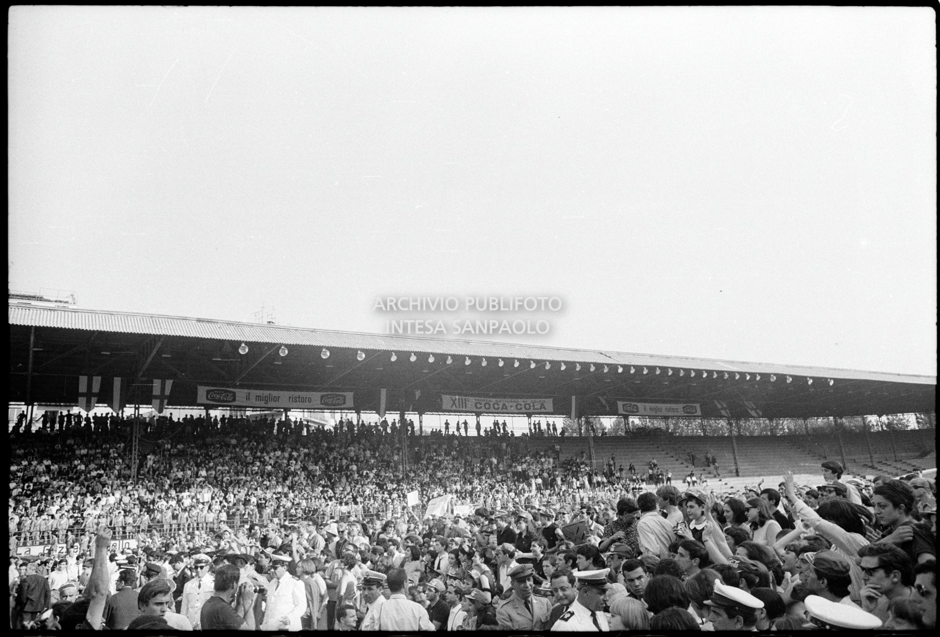 Pubblico al concerto pomeridiano dei Beatles al Vigorelli di Milano