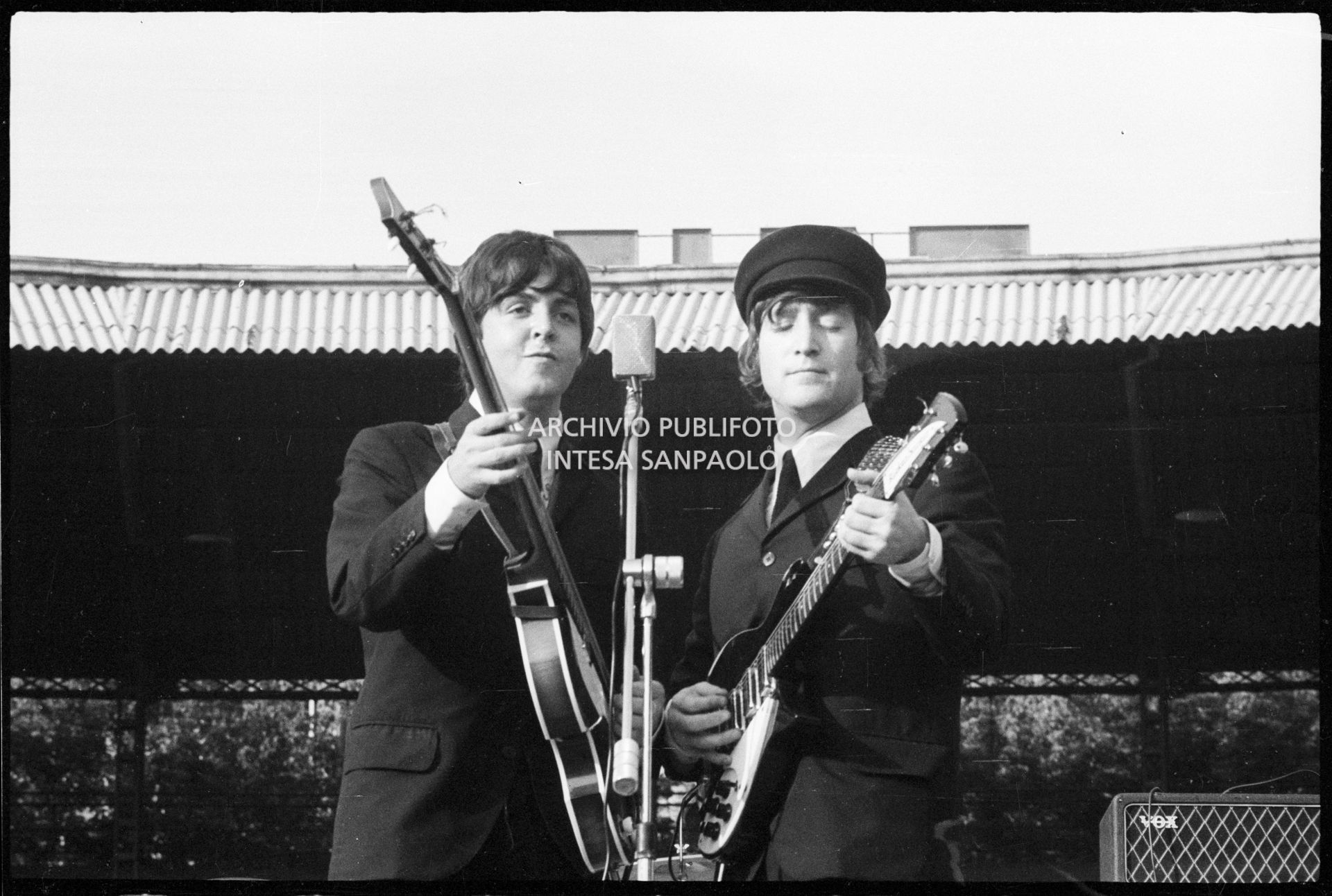 I Beatles in concerto al Vigorelli di Milano: Paul McCartney e John Lennon sul palco nel pomeriggio