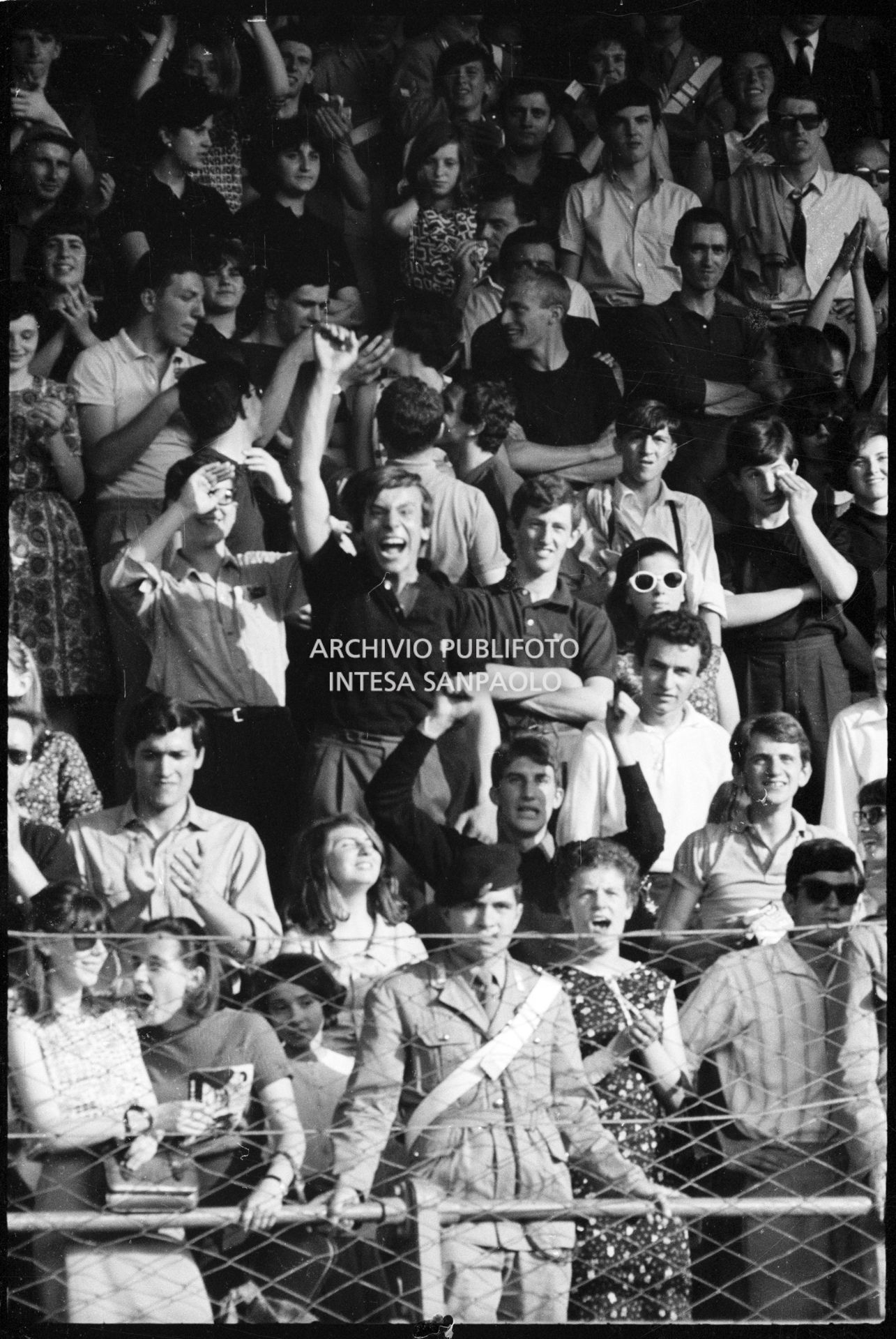 Fan scatenati sugli spalti al concerto pomeridiano dei Beatles al Vigorelli di Milano