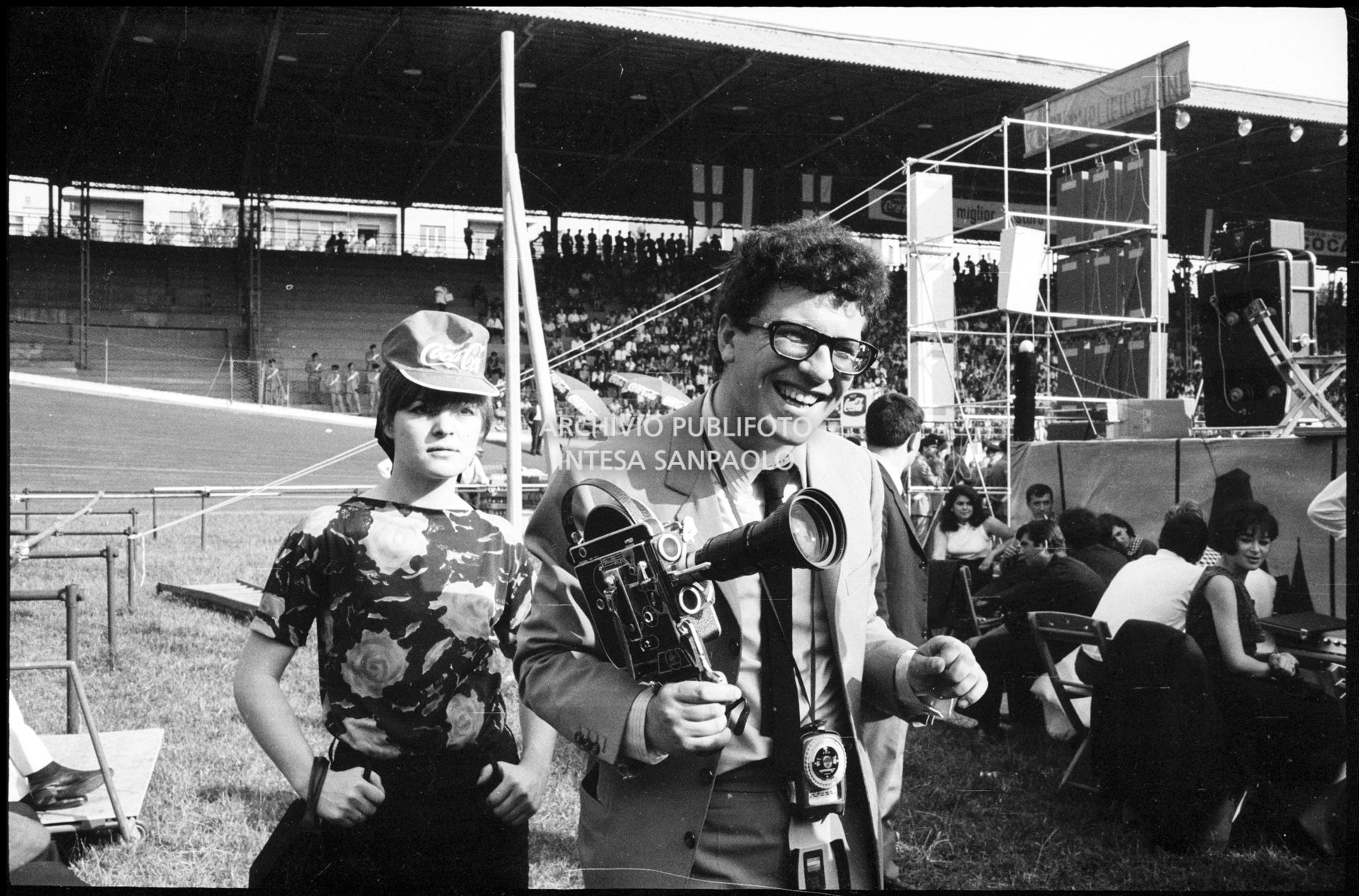 Peppino di Capri con la cinepresa con cui riprese il concerto pomeridiano dei Beatles al Vigorelli di Milano