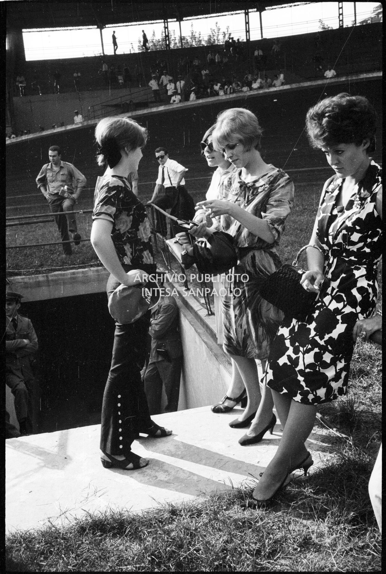 Ragazze nel backstage al concerto pomeridiano dei Beatles al Vigorelli di Milano