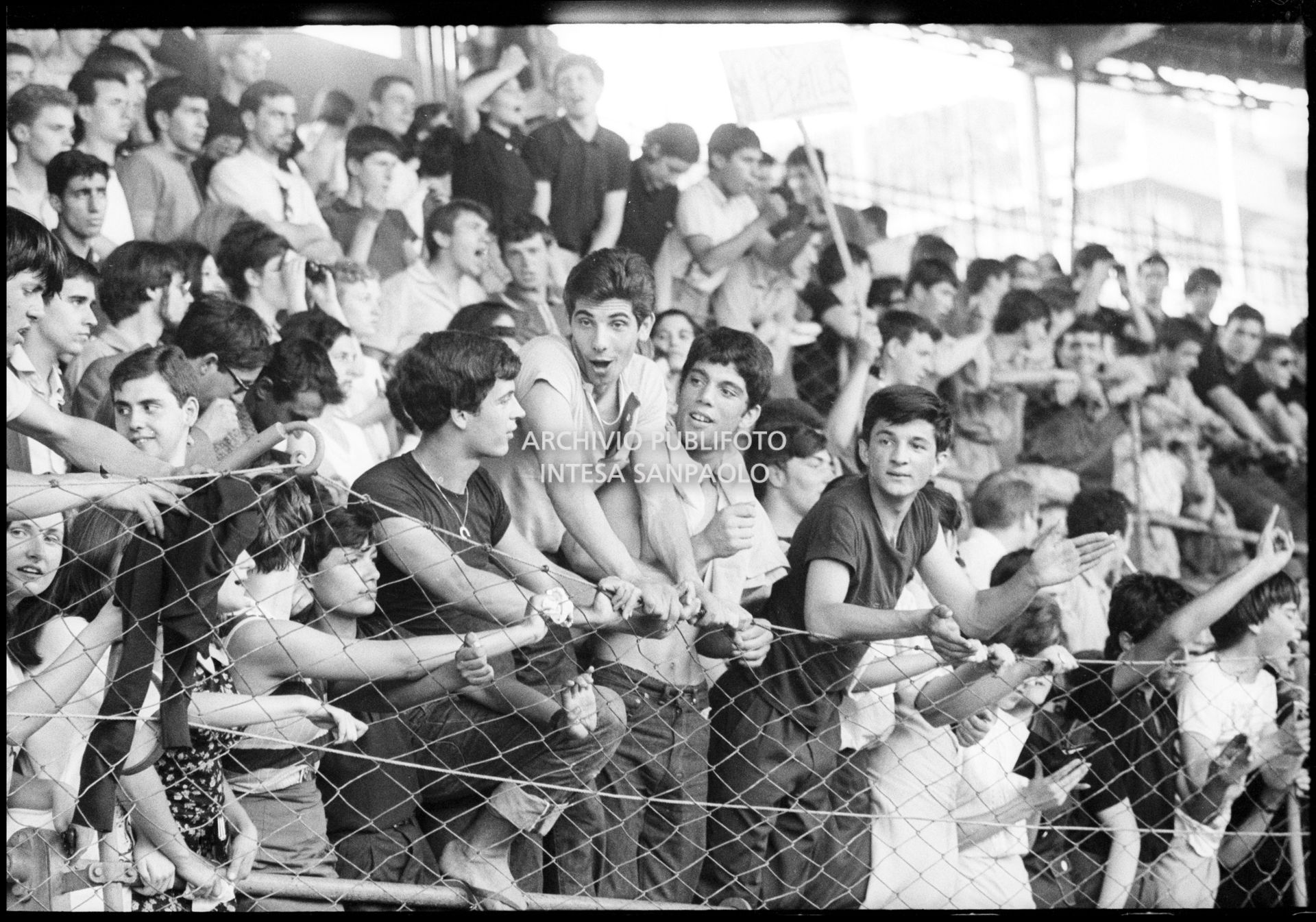 Fan scatenati sugli spalti al concerto pomeridiano dei Beatles al Vigorelli di Milano