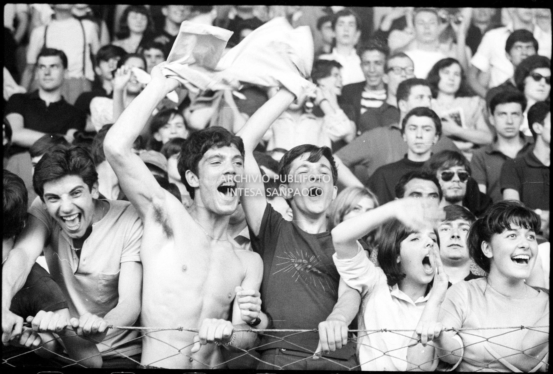 Fan scatenati sugli spalti al concerto pomeridiano dei Beatles al Vigorelli di Milano