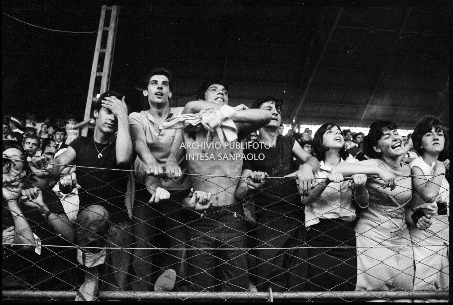 Fan scatenati sugli spalti al concerto pomeridiano dei Beatles al Vigorelli di Milano