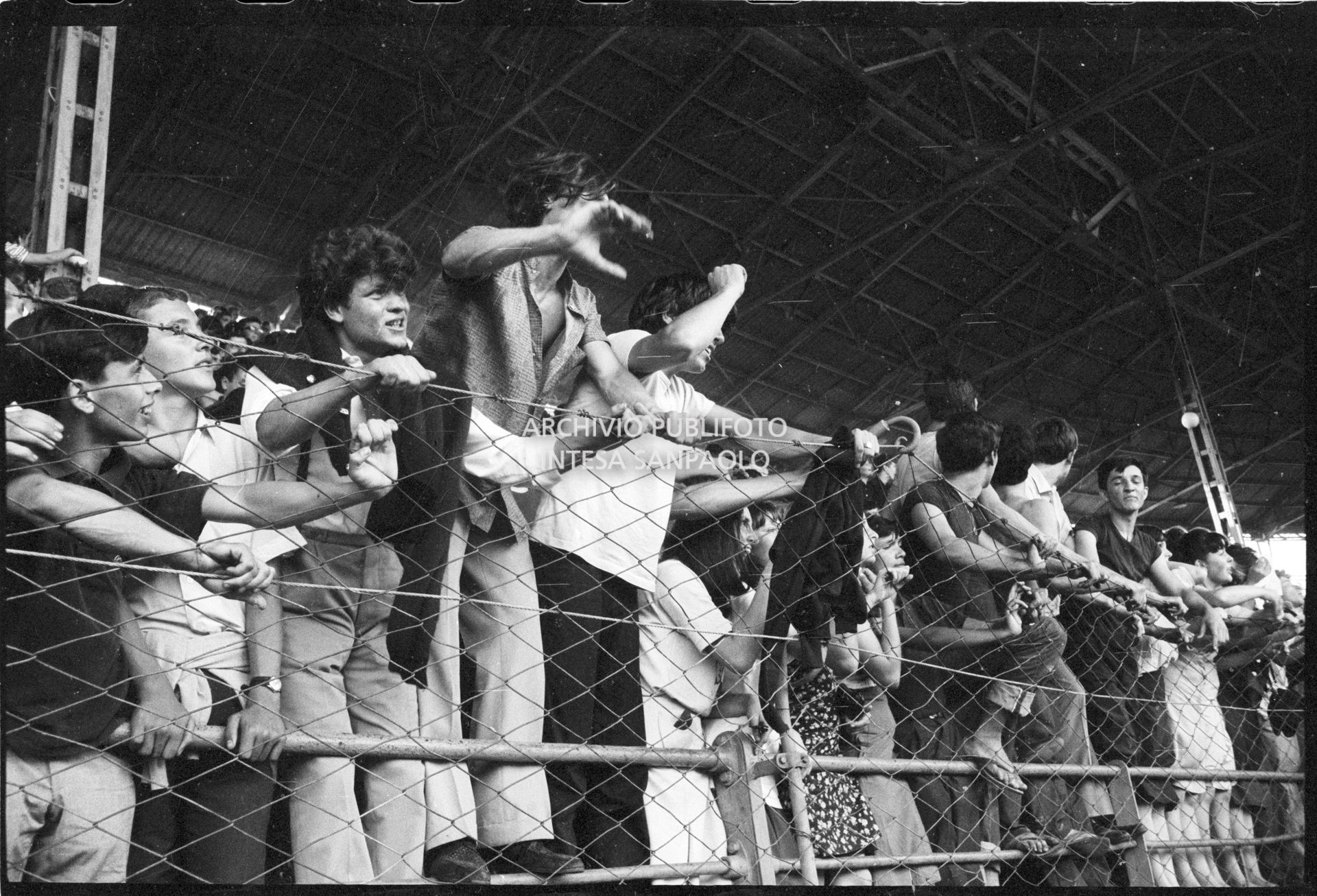 Fan scatenati sugli spalti al concerto pomeridiano dei Beatles al Vigorelli di Milano