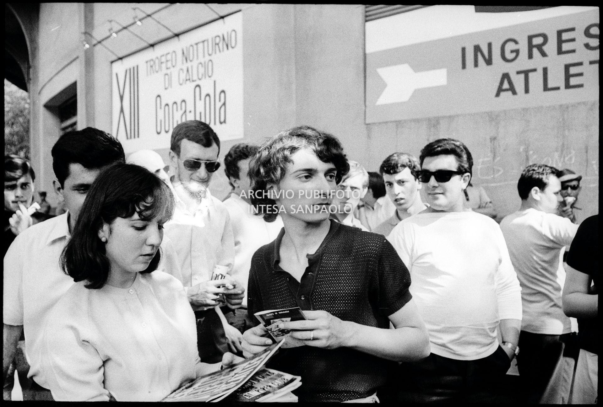 Pubblico all'esterno Vigorelli di Milano per il concerto pomeridiano dei Beatles