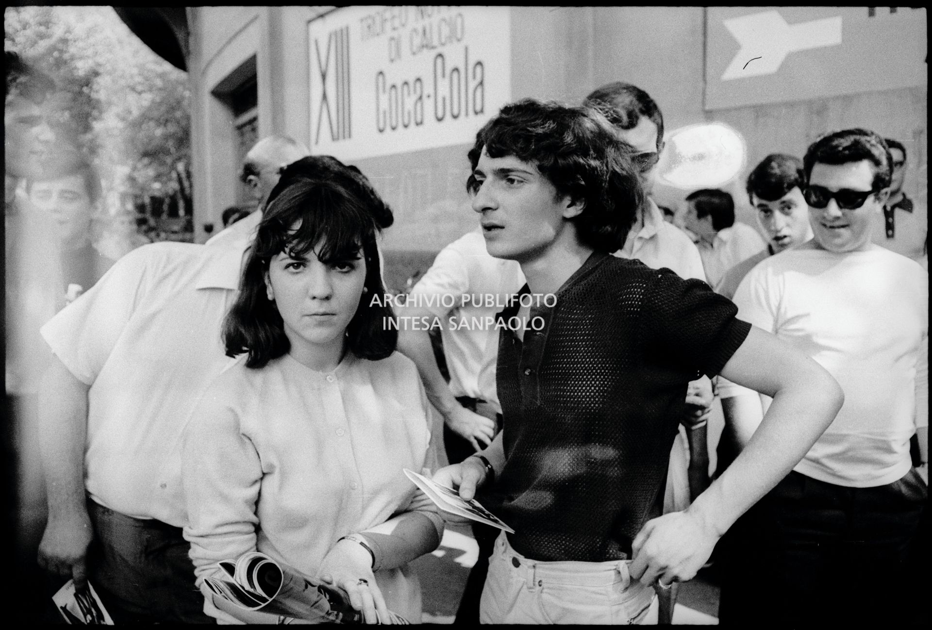 Pubblico all'esterno Vigorelli di Milano per il concerto pomeridiano dei Beatles