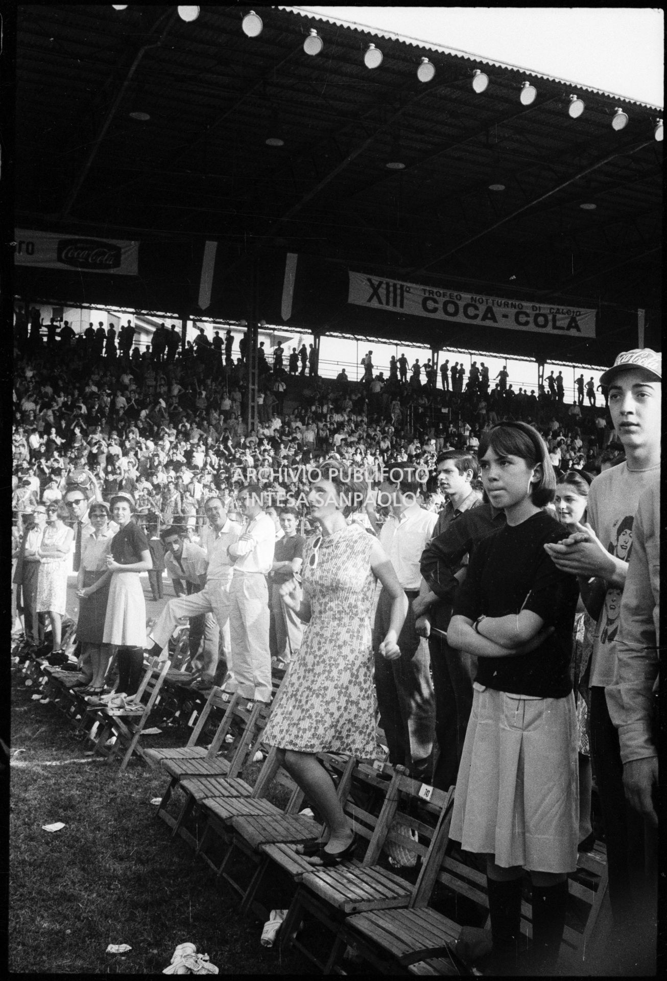 Pubblico in piedi sulle sedie al concerto pomeridiano dei Beatles al Vigorelli di Milano