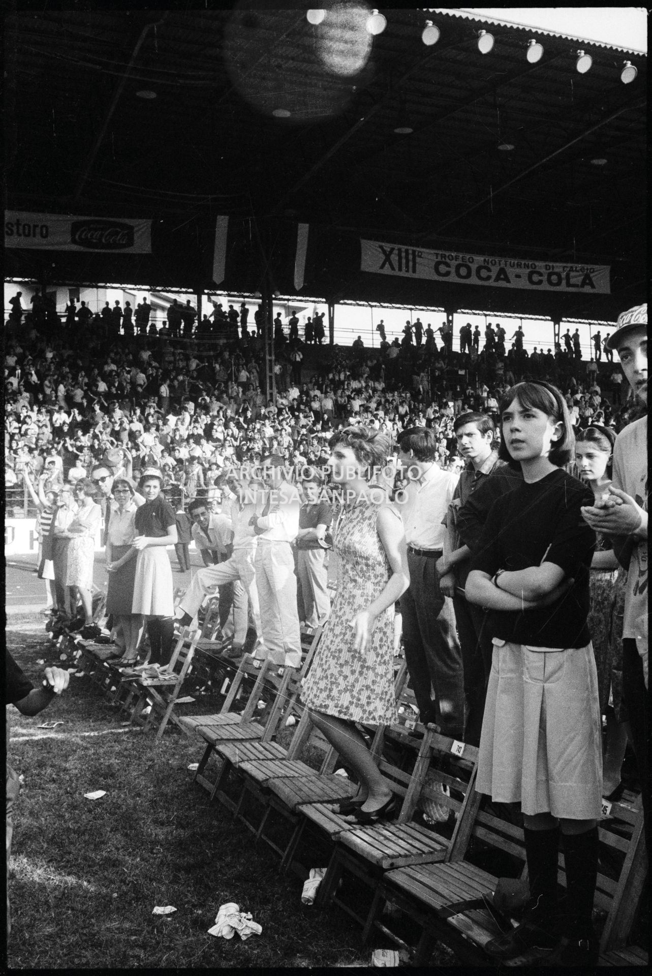 Pubblico in piedi sulle sedie al concerto pomeridiano dei Beatles al Vigorelli di Milano