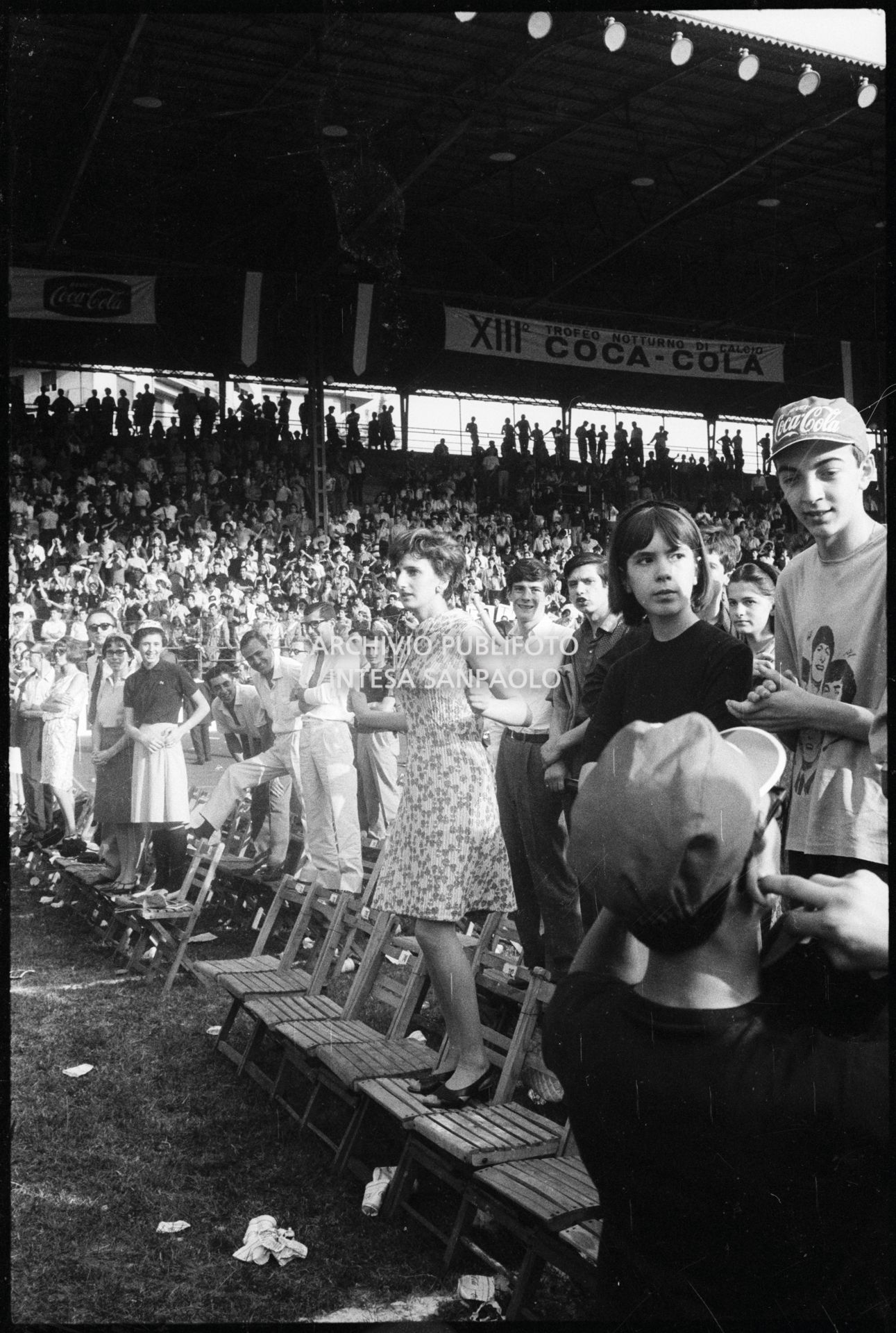 Pubblico in piedi sulle sedie al concerto pomeridiano dei Beatles al Vigorelli di Milano