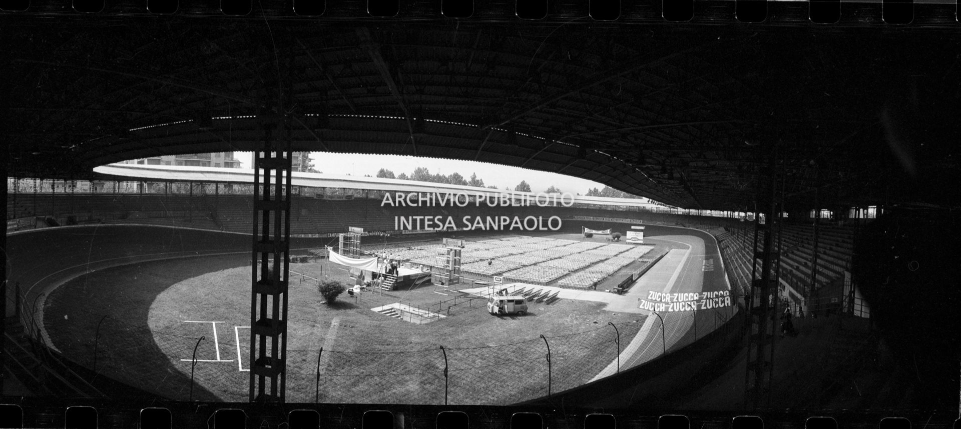 Panoramica del Vigorelli di Milano allestito per il concerto pomeridiano dei Beatles