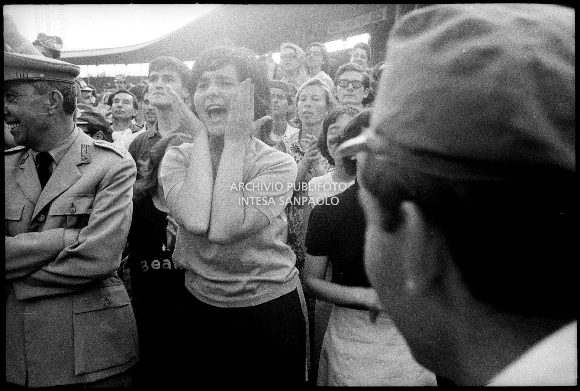 Una ragazza, tra il pubblico al concerto pomeridiano dei Beatles al Vigorelli di Milano, urla per l'entusiasmo