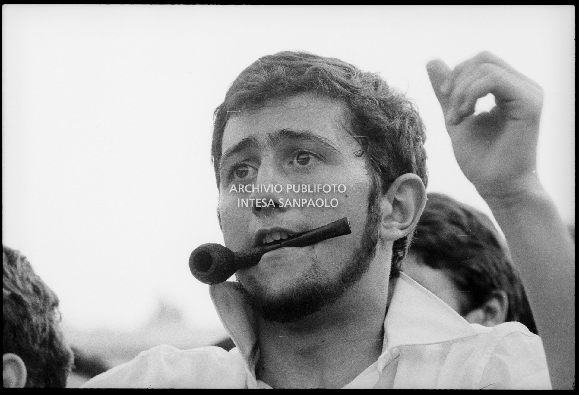 Primo piano di un ragazzo al concerto pomeridiano dei Beatles al Vigorelli di Milano con una pipa in bocca