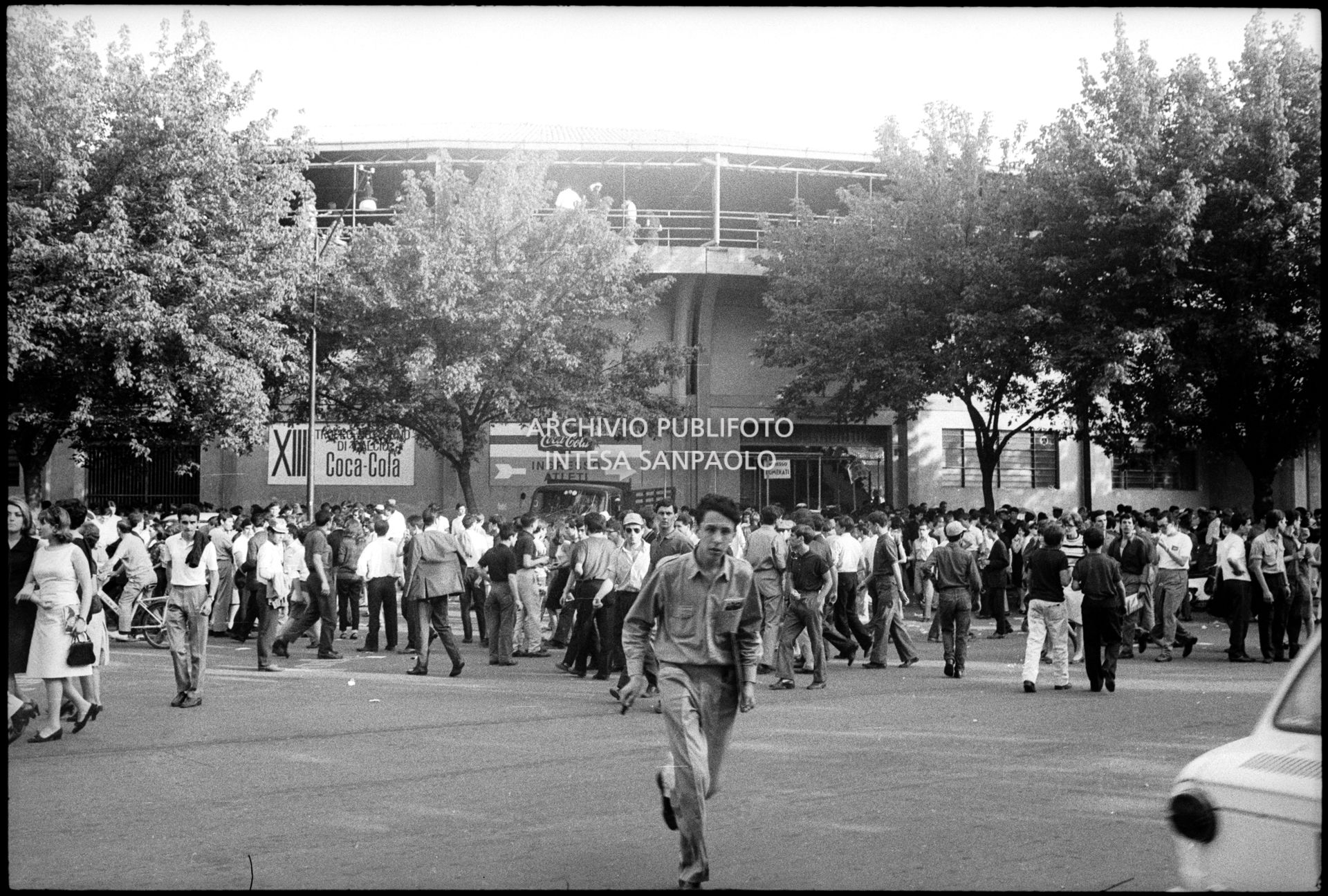 Pubblico all'esterno del Vigorelli di Milano per il concerto pomeridiano dei Beatles