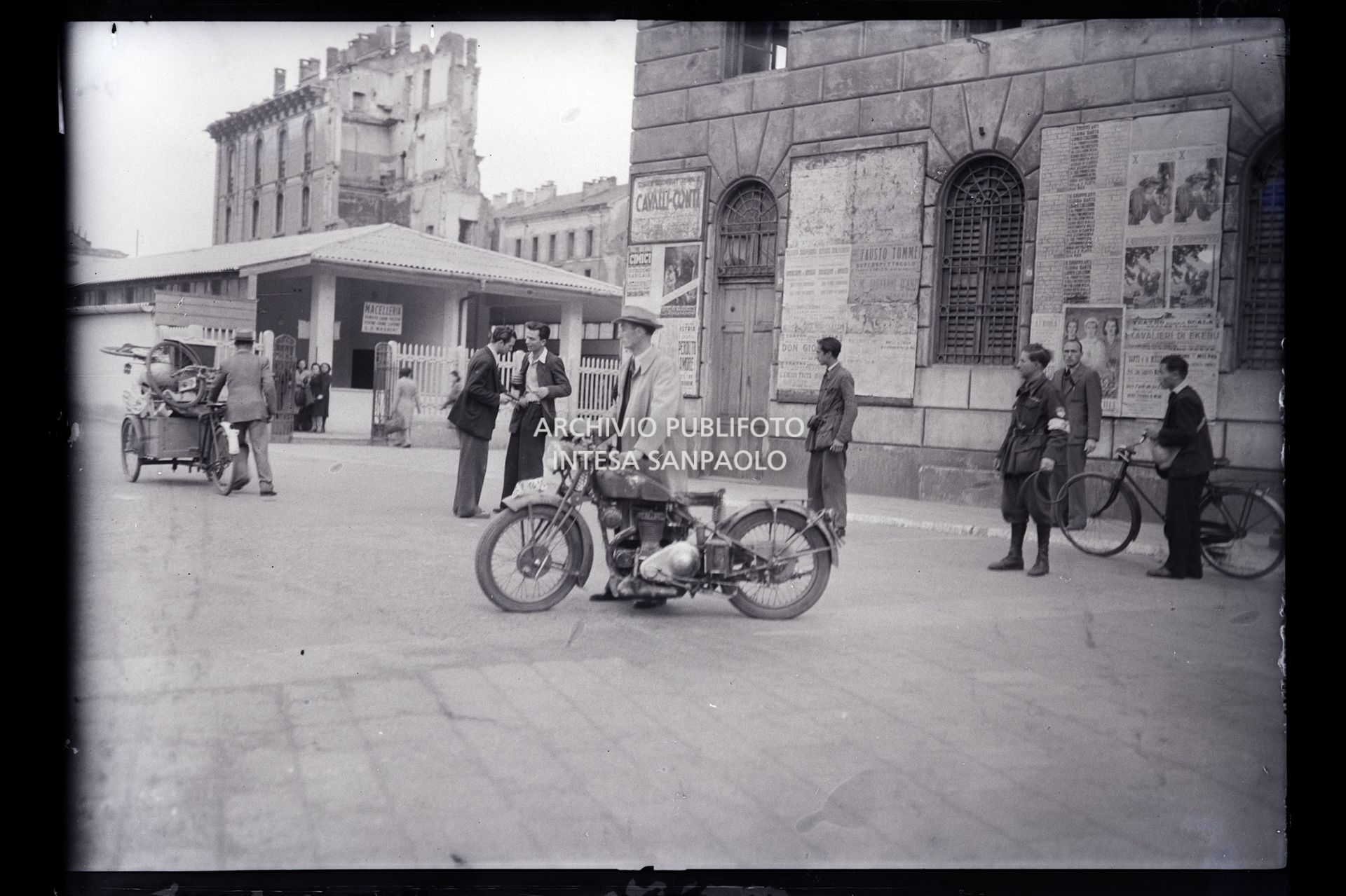 Prima giornata dell'insurrezione generale del C.V.L. (Corpo Volontari della Libertà) per le strade di Milano