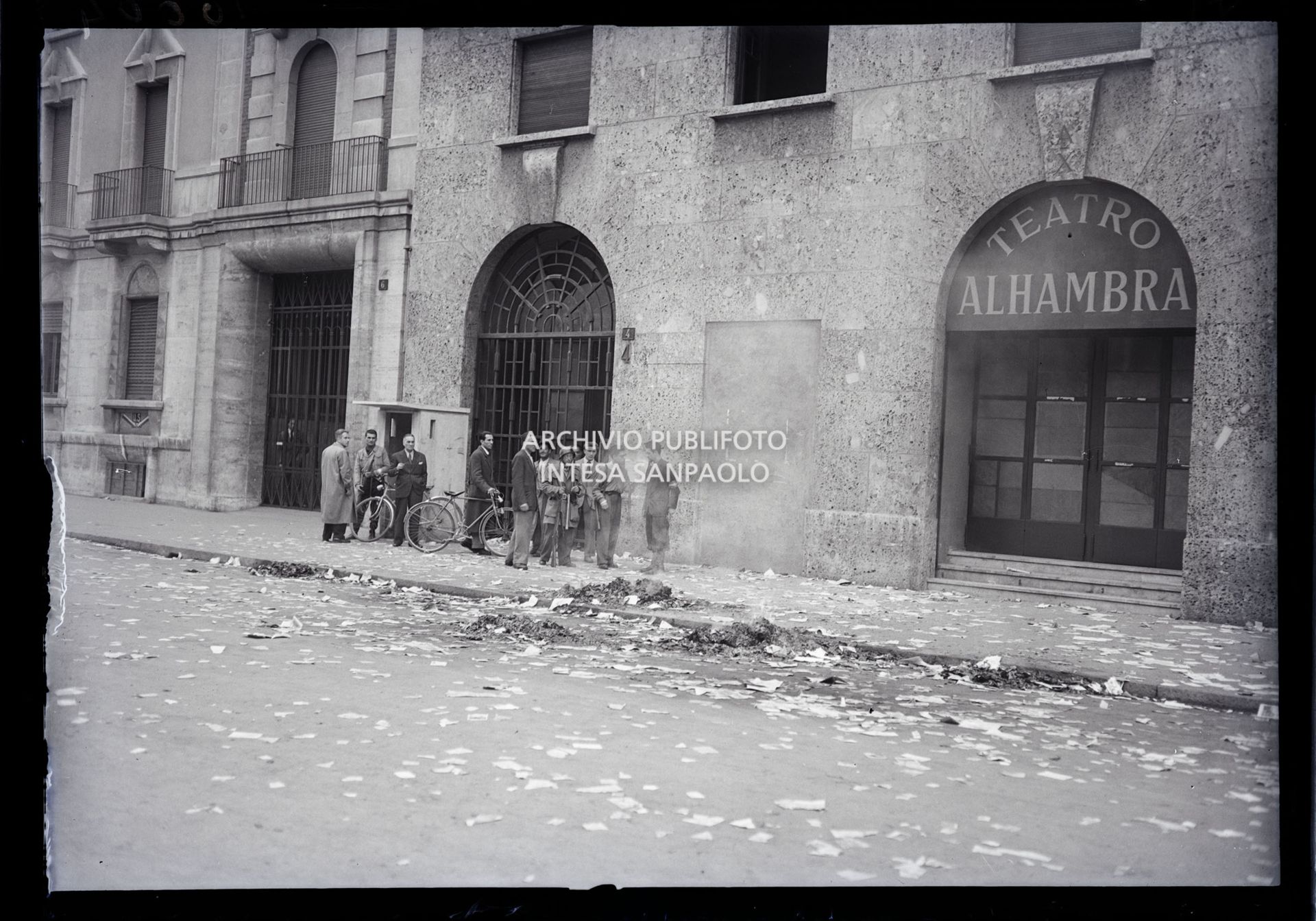 Prima giornata dell'insurrezione generale del C.V.L. (Corpo Volontari della Libertà) in via Cadamosto a Milano davanti alla Federazione dei Fasci di combattimento; a destra l'ingresso del Teatro Alhambra