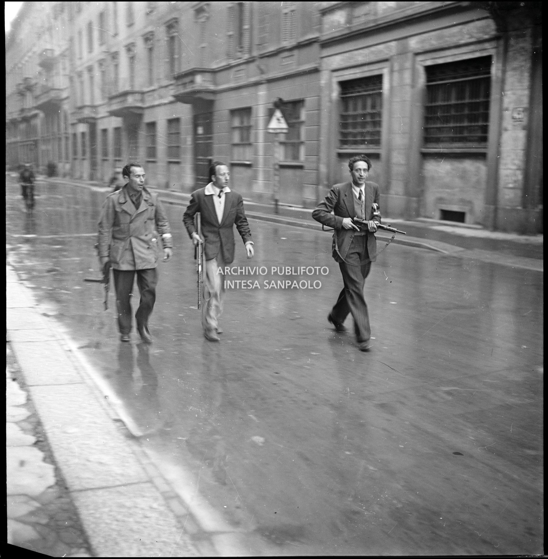Vincenzo Carrese inscena, con altri colleghi fotografi, i partigiani a Milano nei giorni dell'insurrezione generale