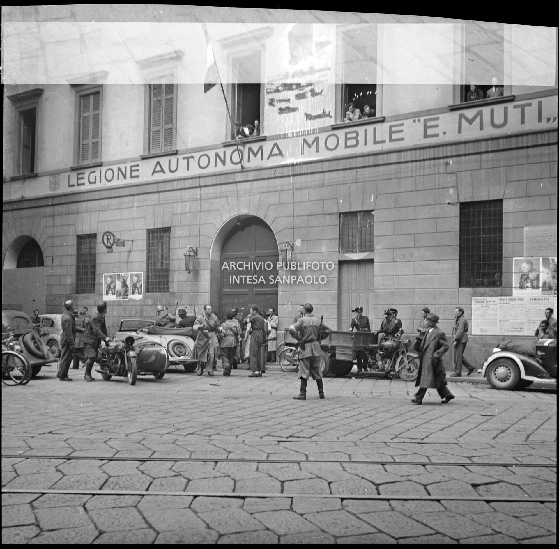 Esterno della caserma di via Rovello a Milano, sede centrale del Comando della Legione Ettore Muti, il primo giorno dell'insurrezione generale a Milano