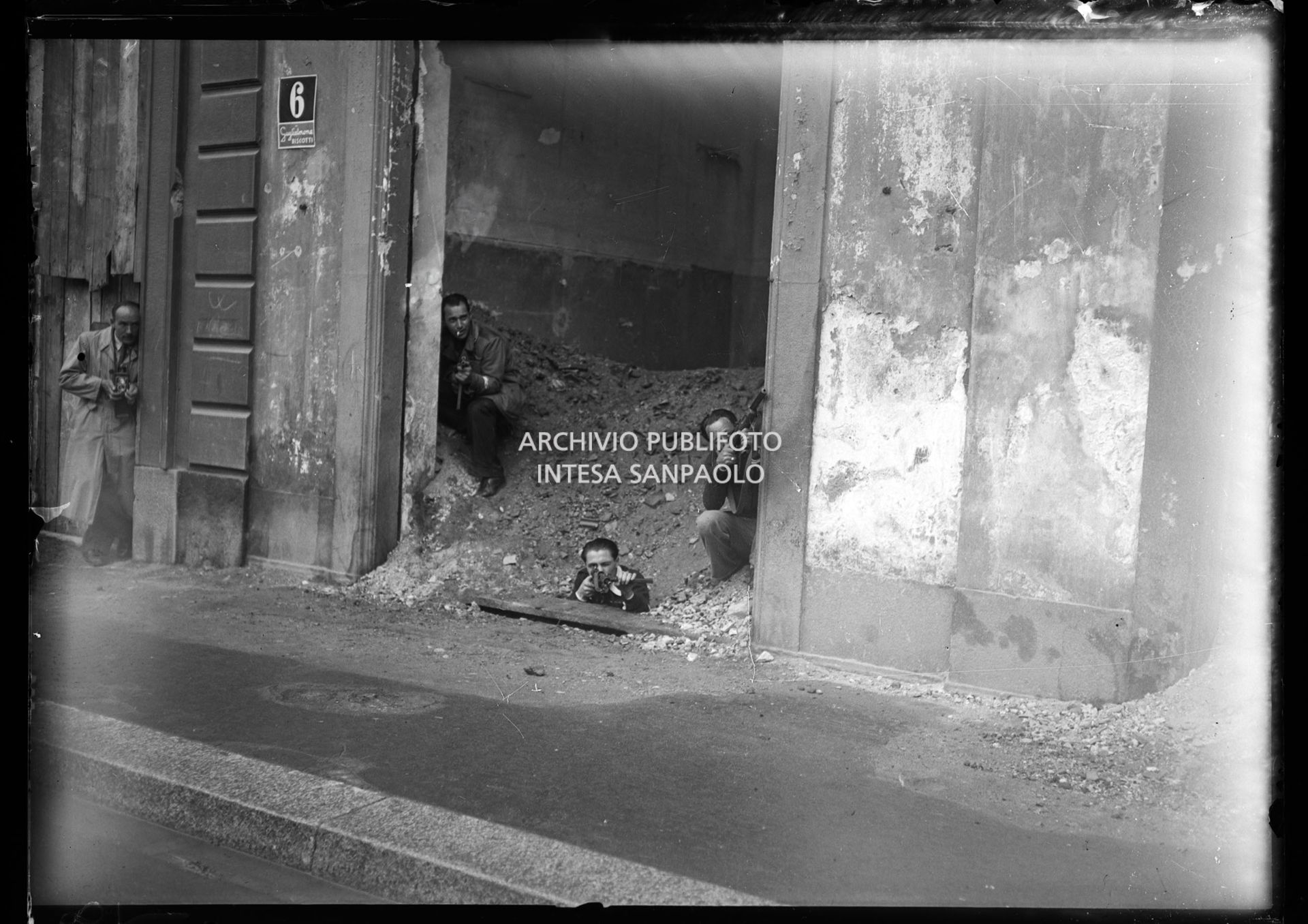 Vincenzo Carrese inscena, con altri colleghi fotografi, i partigiani a Milano nei giorni dell'insurrezione generale