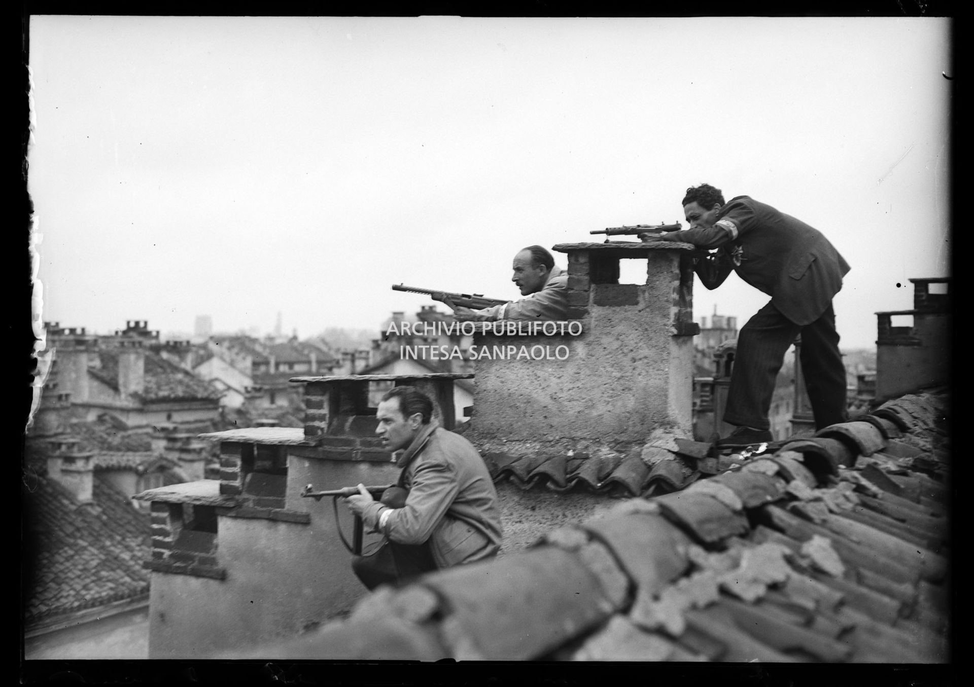 Vincenzo Carrese inscena, con altri colleghi fotografi, i partigiani sui tetti di Milano a caccia di cecchini nei giorni dell'insurrezione generale del C.V.L. (Corpo Volontari della Libertà)