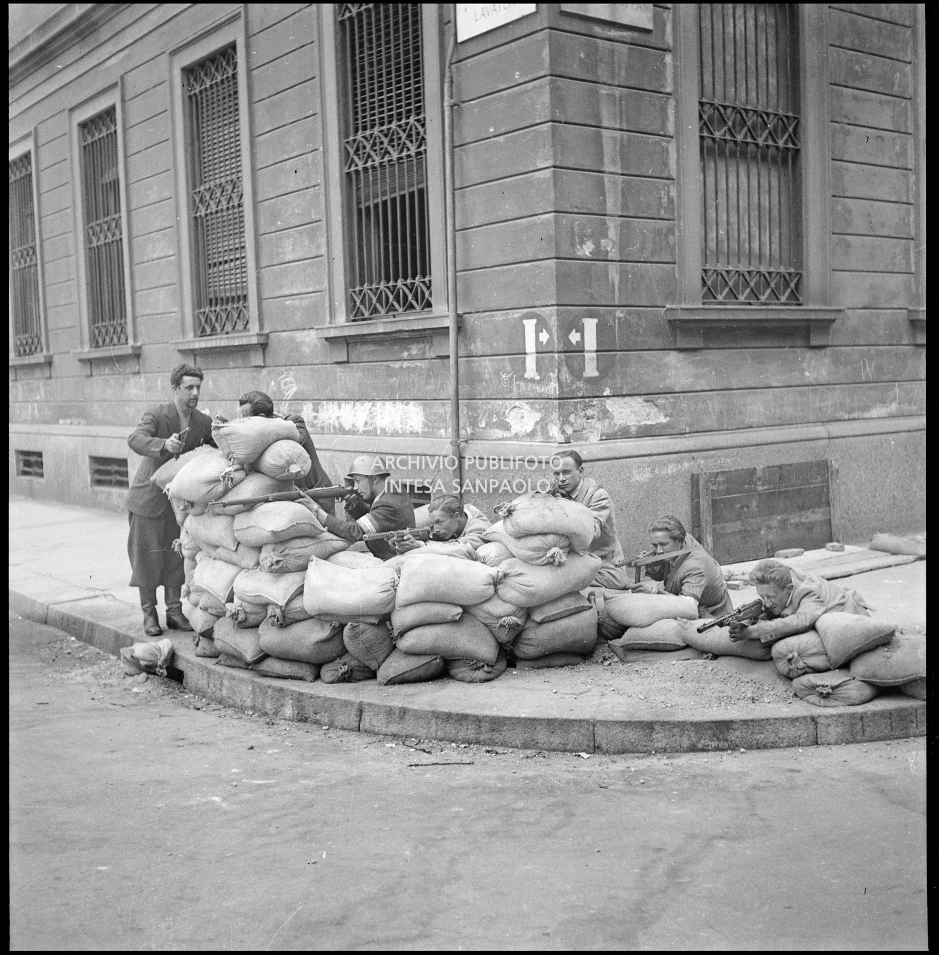 Insurrezione generale del C.V.L. (Corpo Volontari della Libertà) in piazza Lavater a Milano
