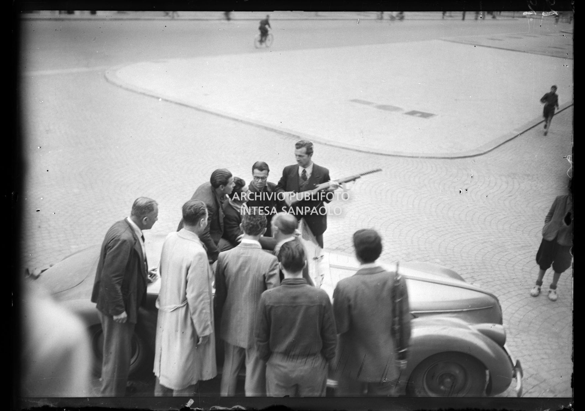 Membri del C.V.L. (Corpo Volontari della Libertà) per le strade di Milano nella prima giornata dell'insurrezione generale
