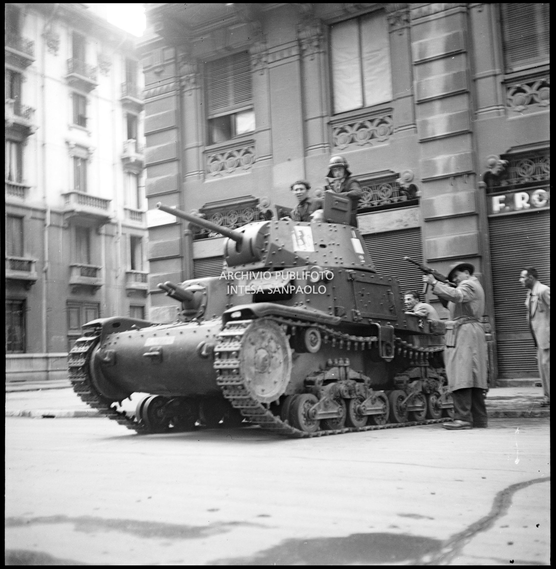 Membri del C.V.L. (Corpo Volontari della Libertà) a bordo di un carro armato M13/40 sequestrato all' Esercito Nazionale Repubblicano della RSI nella prima giornata dell'insurrezione generale a Milano