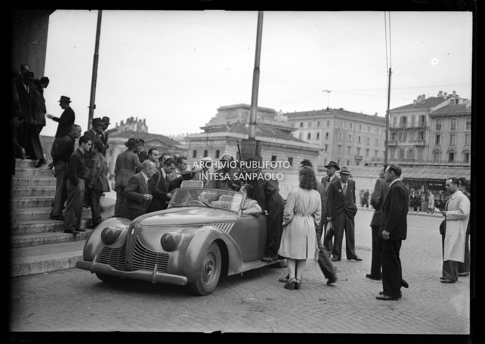 Membri del C.V.L. (Corpo Volontari della Libertà) in piazzale Tommaso di Savoia (oggi piazza Venticinque Aprile) a Milano nella prima giornata dell'insurrezione generale a Milano
