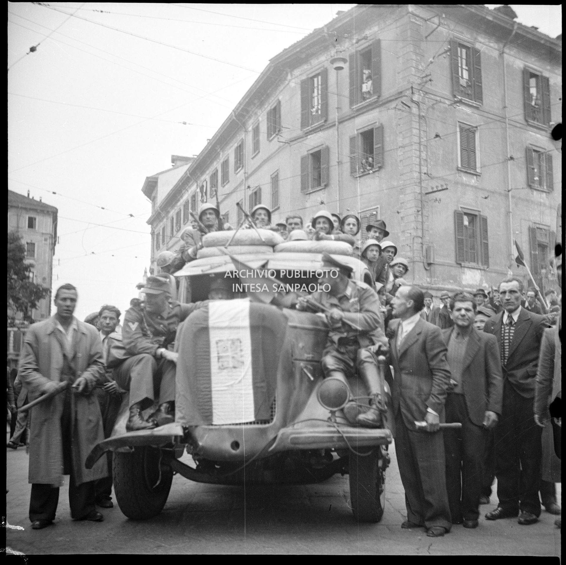Scene per le vie di Milano della prima giornata dell'insurrezione generale del C.V.L. (Corpo Volontari della Libertà)