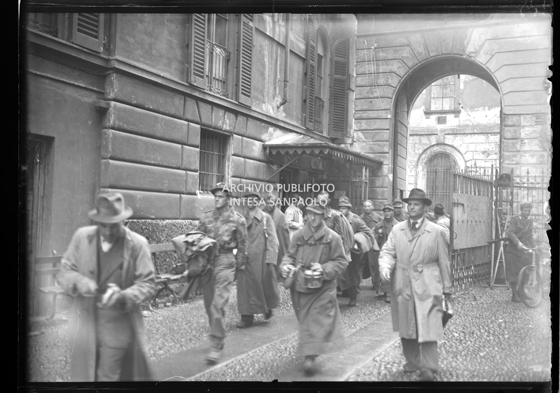 Arresti nelle prime giornate dell'insurrezione generale a Milano: i prigionieri tedeschi vengono condotti nella caserma dei carabinieri in via della Moscova