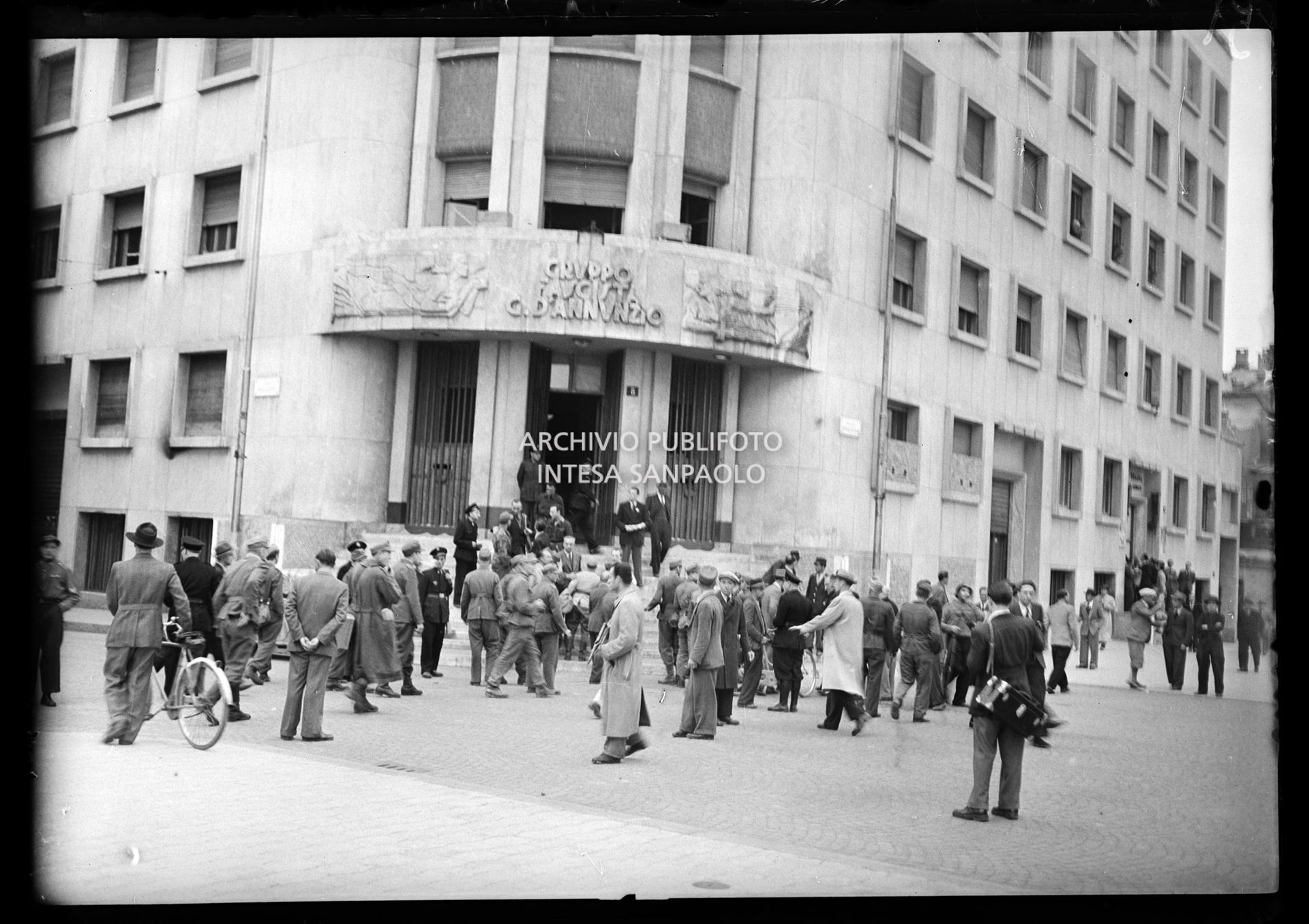 Insurrezione generale a Milano: Casa del Fascio del gruppo rionale "D'Annunzio" in piazzale Tommaso di Savoia (oggi piazza Venticinque Aprile) occupata dai partigiani e dalle forze del C.V.L. (Copro Volontari della Libertà)