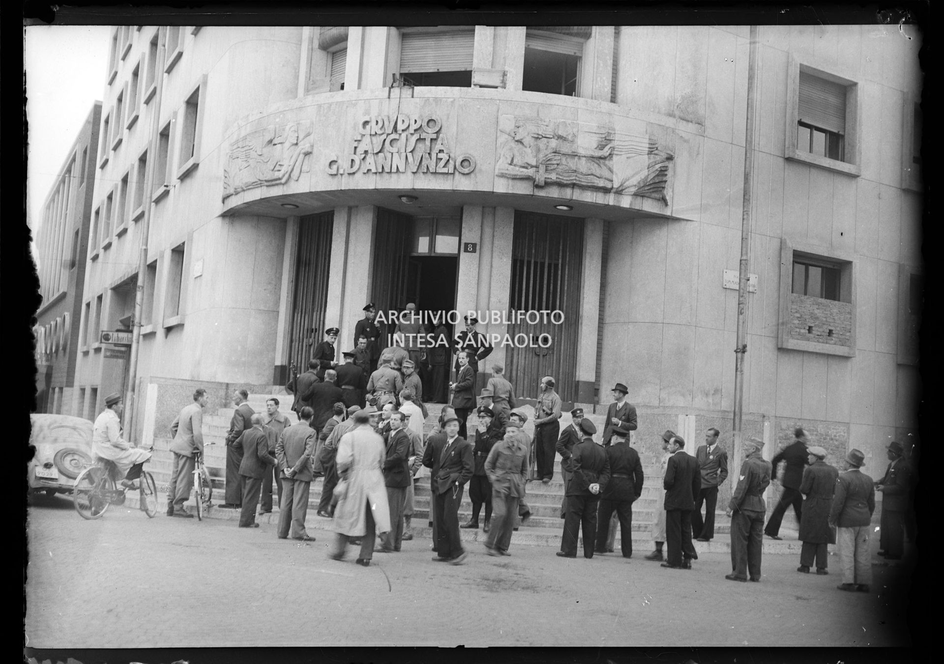 Insurrezione generale a Milano: Casa del Fascio del gruppo rionale "D'Annunzio" in piazzale Tommaso di Savoia (oggi piazza Venticinque Aprile) occupata dai partigiani e dalle forze del C.V.L. (Copro Volontari della Libertà)
