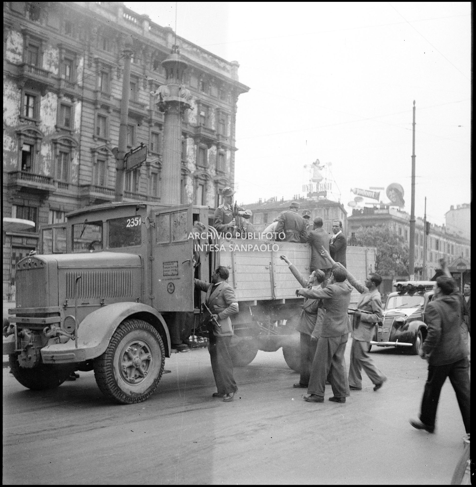 Un autocarro di soldati tedeschi viene fermato dai patrioti e costretto alla resa in piazza Oberdan a Milano