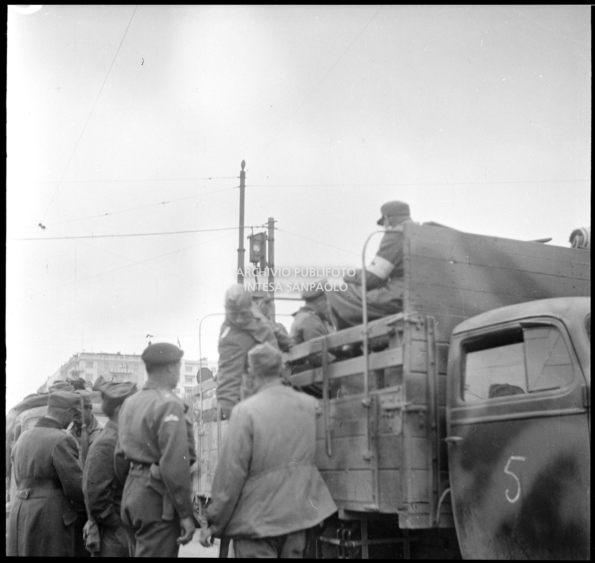 Autocarro in piazza Oberdan a Milano nelle giornate dell'insurrezione generale che trasporta prigionieri