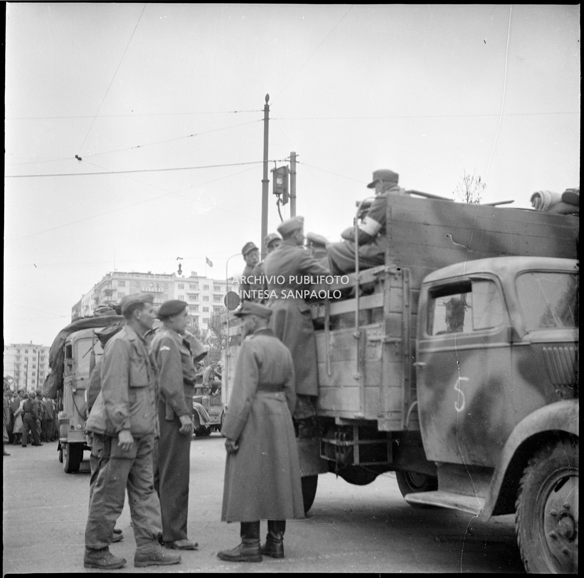 Autocarri a Milano in piazza Fiume (oggi piazza della Repubblica), nelle giornate dell'insurrezione generale, che trasportano prigionieri
