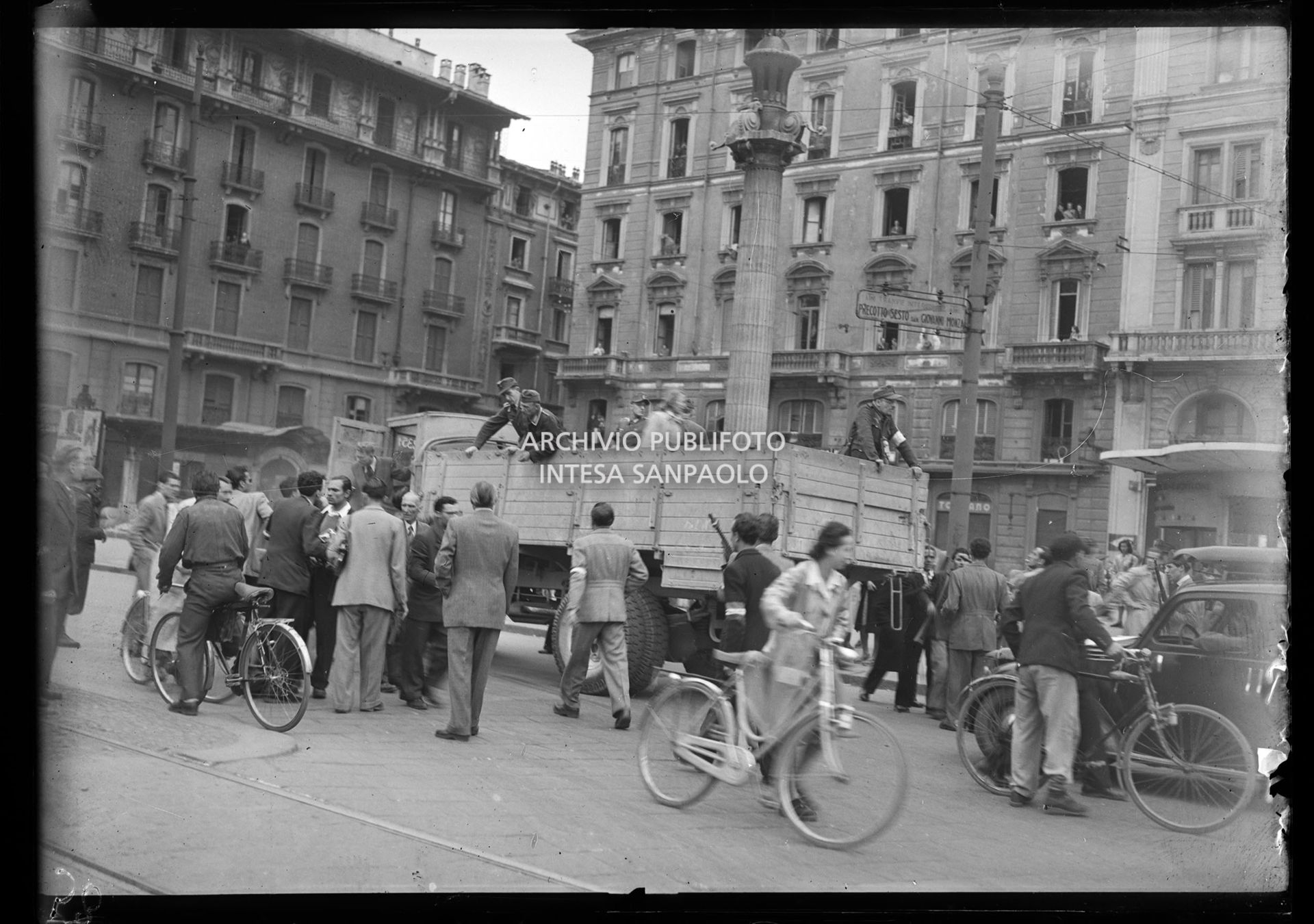Un autocarro di soldati tedeschi viene fermato dai patrioti e costretto alla resa in piazza Oberdan a Milano