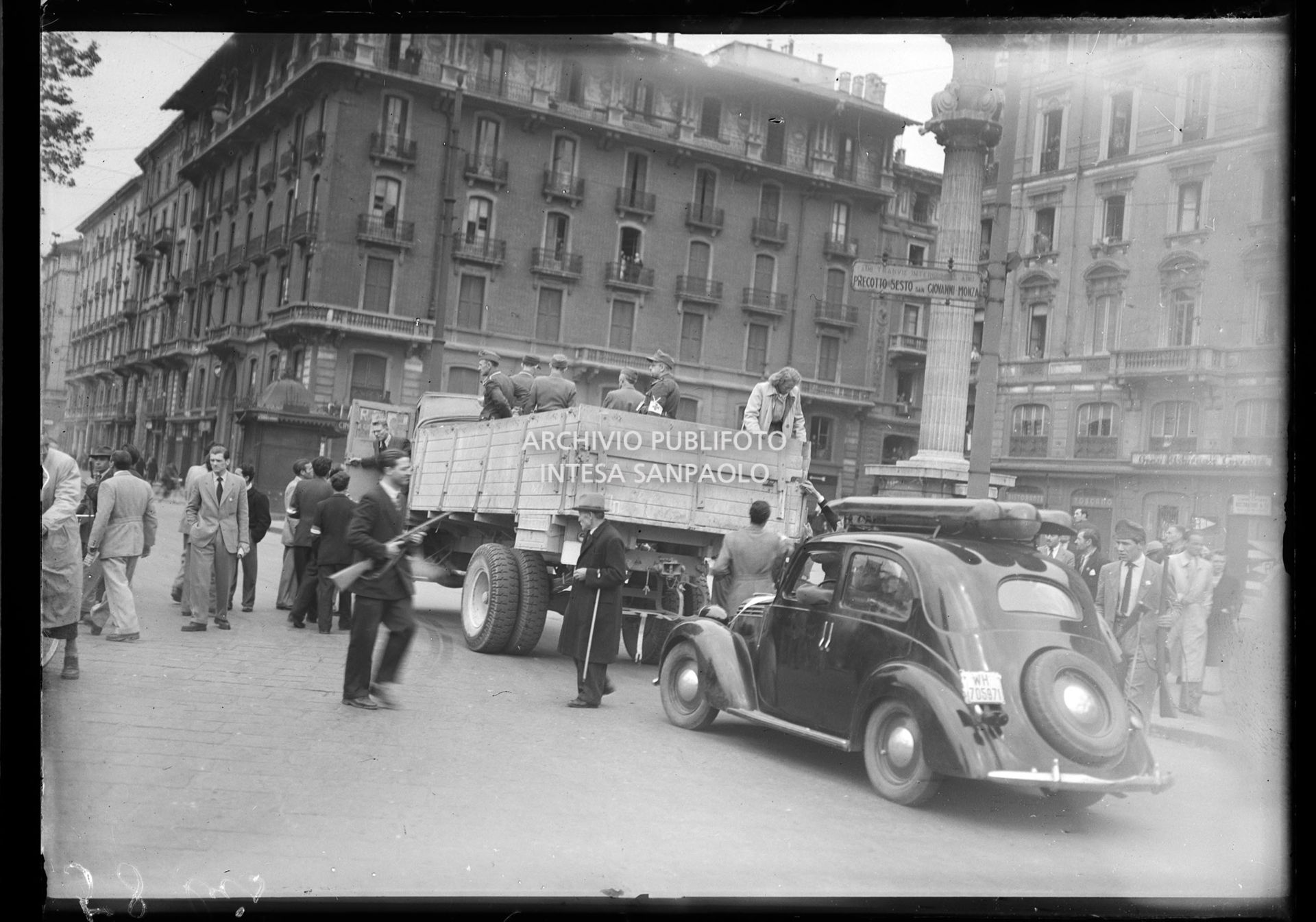 Un autocarro di soldati tedeschi viene fermato dai patrioti e costretto alla resa in piazza Oberdan a Milano