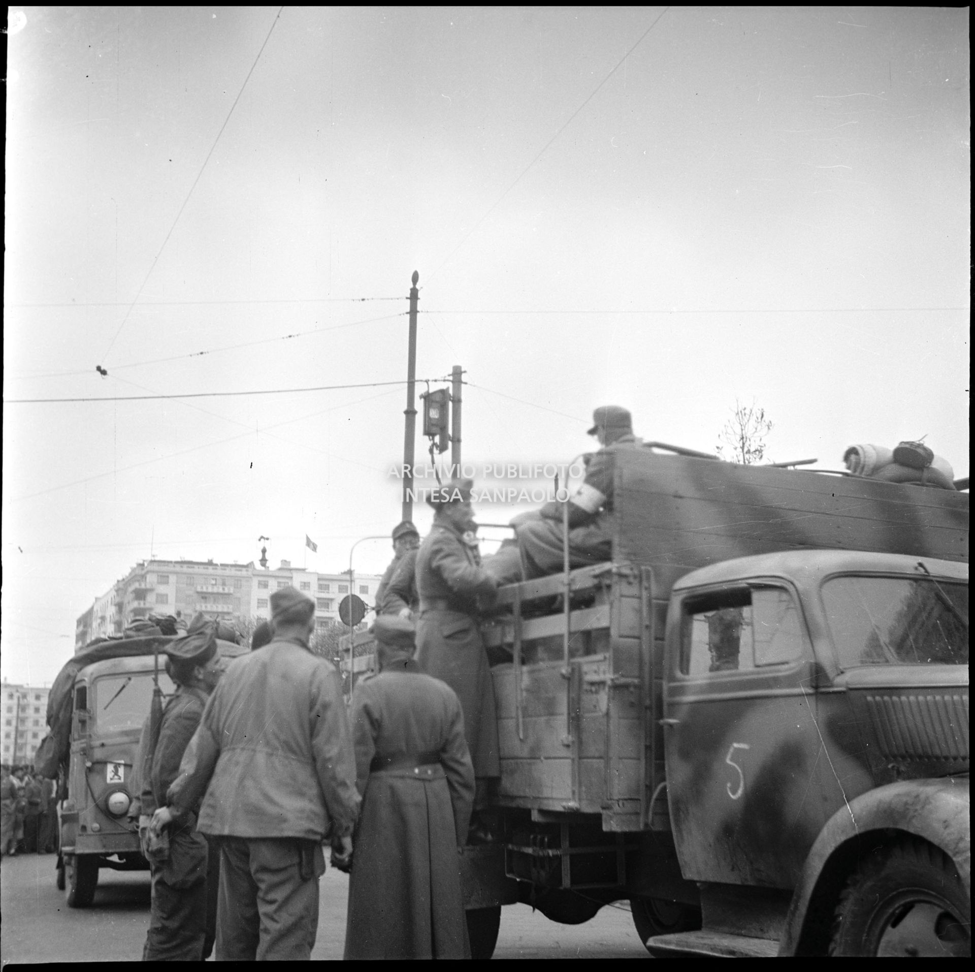 Autocarri a Milano in piazza Fiume (oggi piazza della Repubblica), nelle giornate dell'insurrezione generale, che trasportano prigionieri