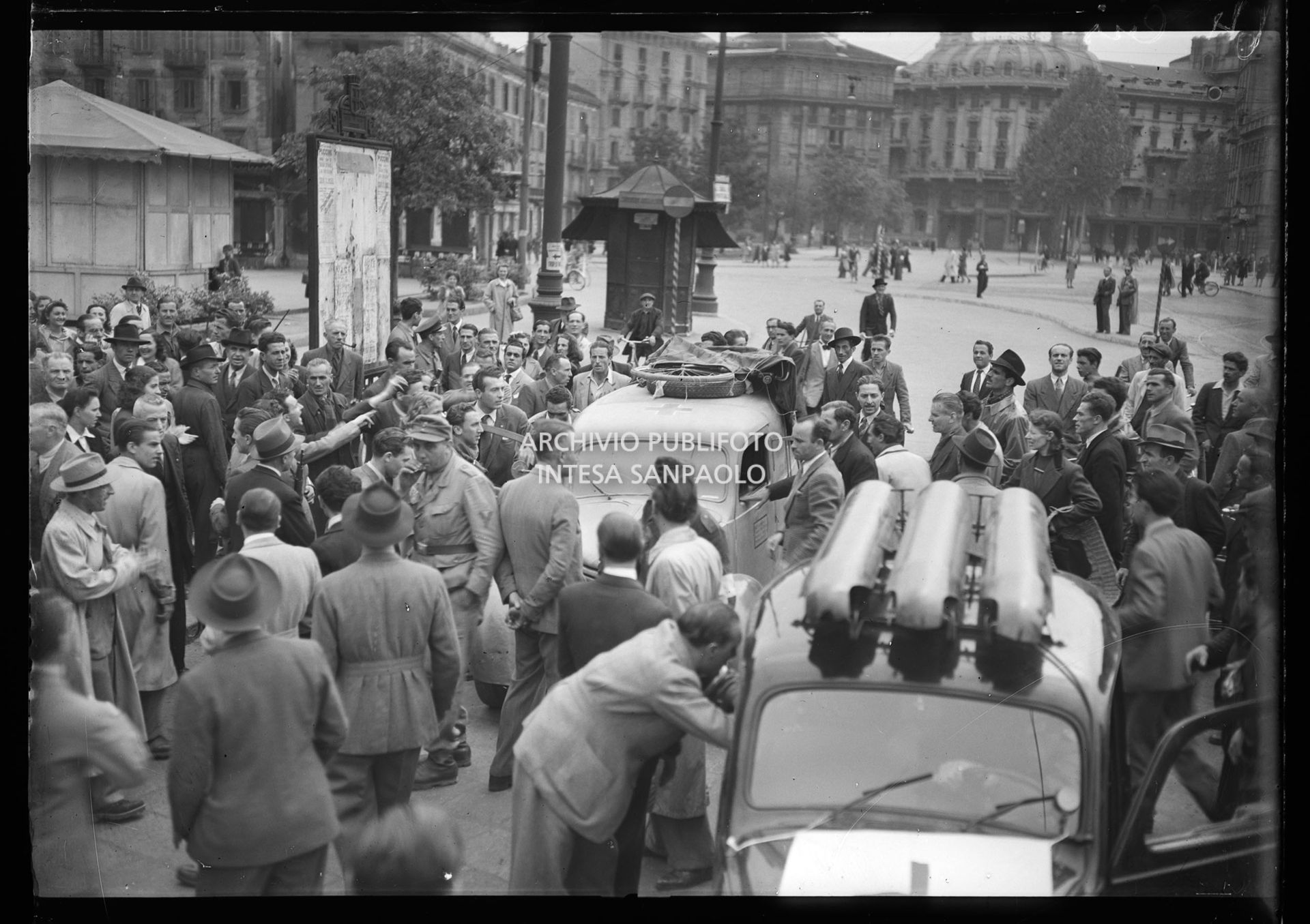 Folla in piazza Oberdan a Milano nelle prime giornate di insurrezione generale