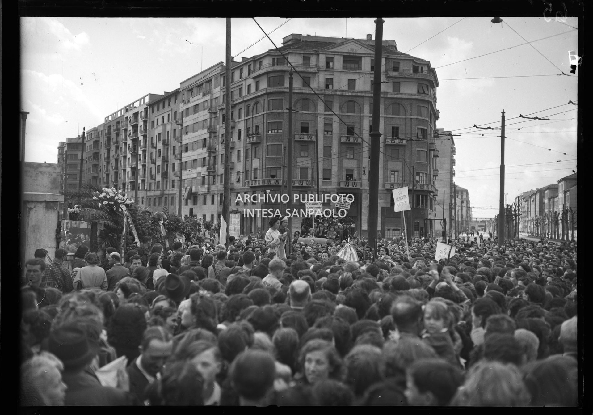 Seconda giornata di insurrezione generale a Milano: folla in piazzale Loreto a Milano commemora i 15 partigiani fucilati dai nazifascisti