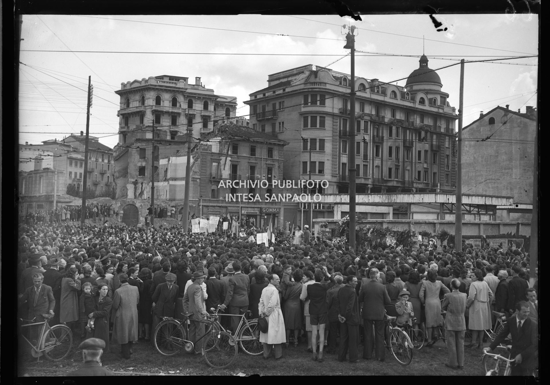 Seconda giornata di insurrezione generale a Milano: folla in piazzale Loreto a Milano commemora i 15 partigiani fucilati dai nazifascisti