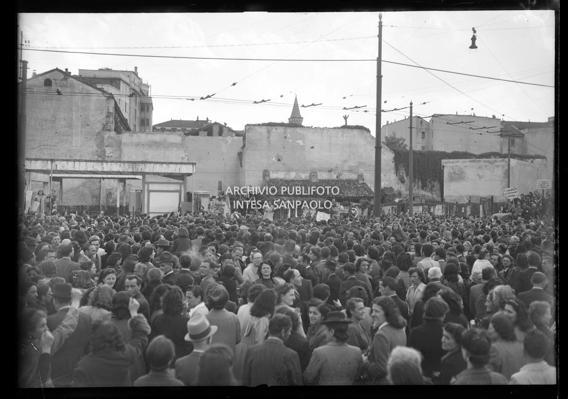 Seconda giornata di insurrezione generale a Milano: folla in piazzale Loreto a Milano commemora i 15 partigiani fucilati dai nazifascisti