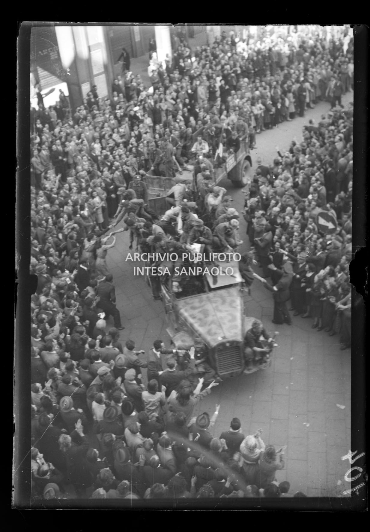 La folla festante accoglie l'ingresso a Milano delle colonne partigiane nella quarta giornata di insurrezione generale