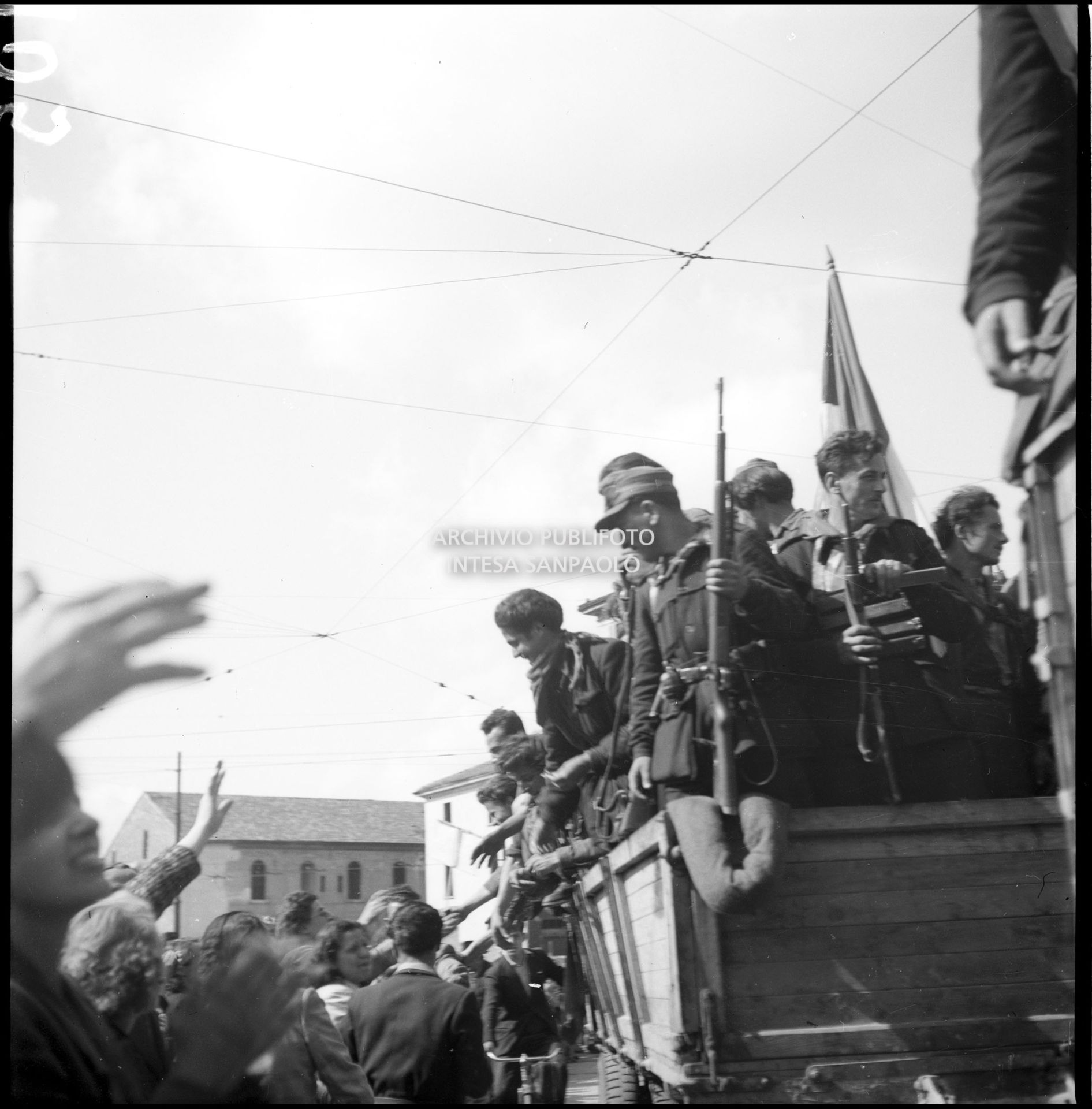 La folla festante accoglie l'ingresso a Milano delle colonne partigiane nella quarta giornata di insurrezione generale
