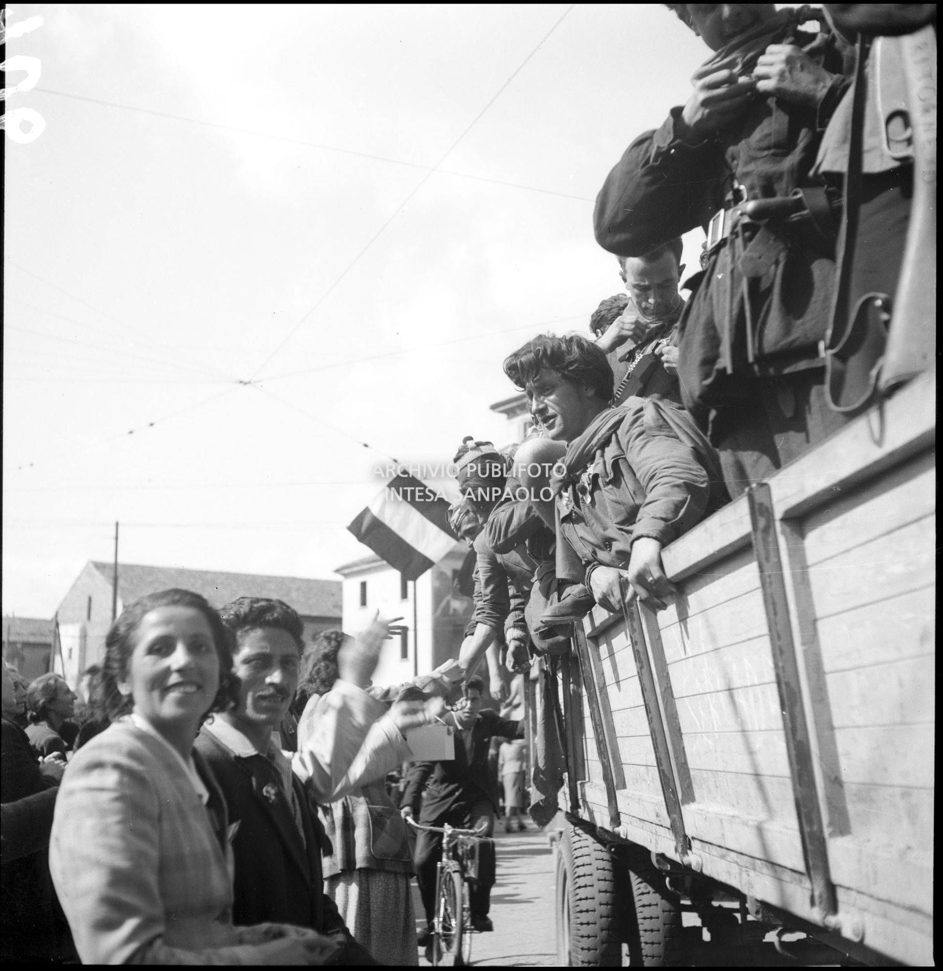 La folla festante accoglie l'ingresso a Milano delle colonne partigiane nella quarta giornata di insurrezione generale