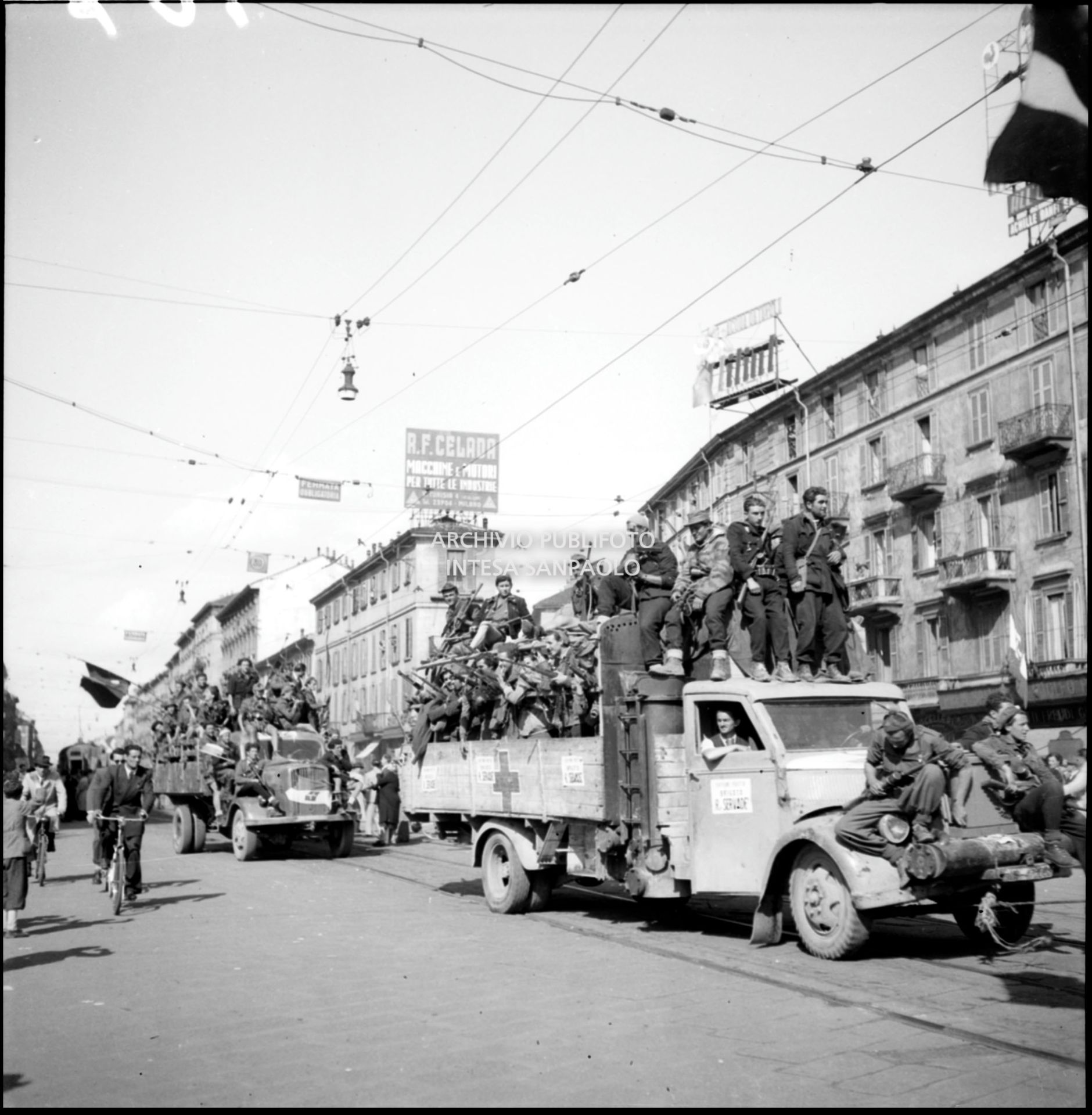Sfilata in corso Buenos Aires a Milano delle colonne partigiane nella quarta giornata dell'insurrezione generale