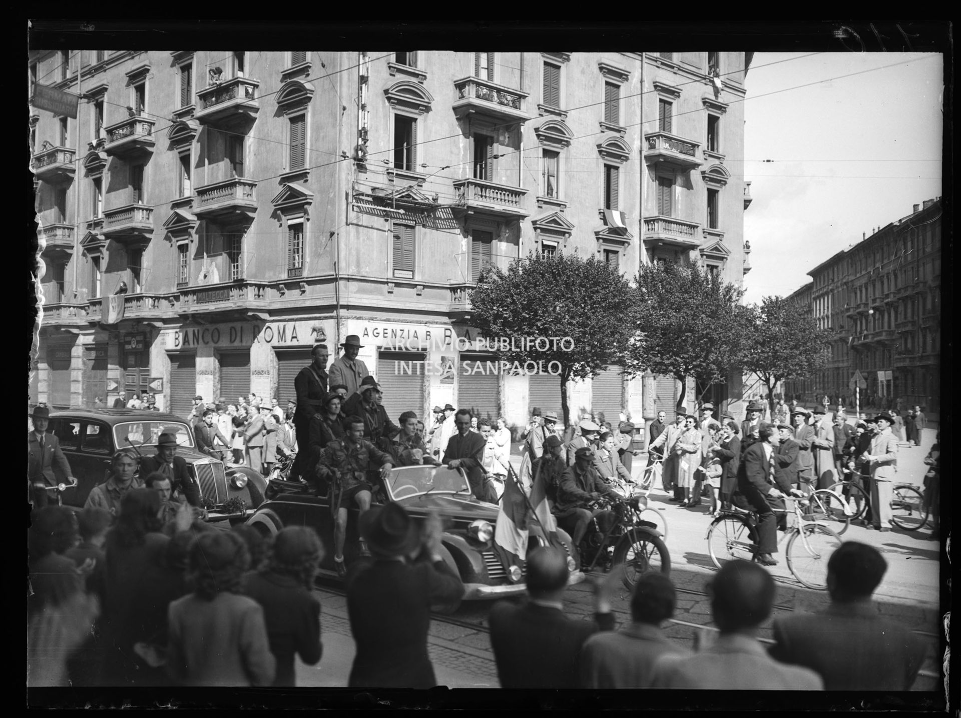 La folla festante accoglie l'ingresso a Milano delle colonne partigiane nella quarta giornata di insurrezione generale