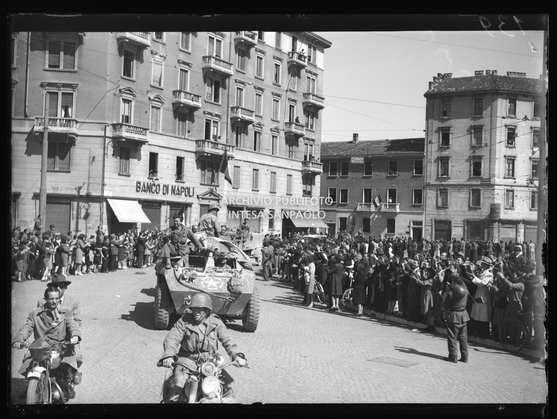 La folla festante a Milano accoglie le prime truppe americane in arrivo in città nella quinta giornata dell'insurrezione generale
