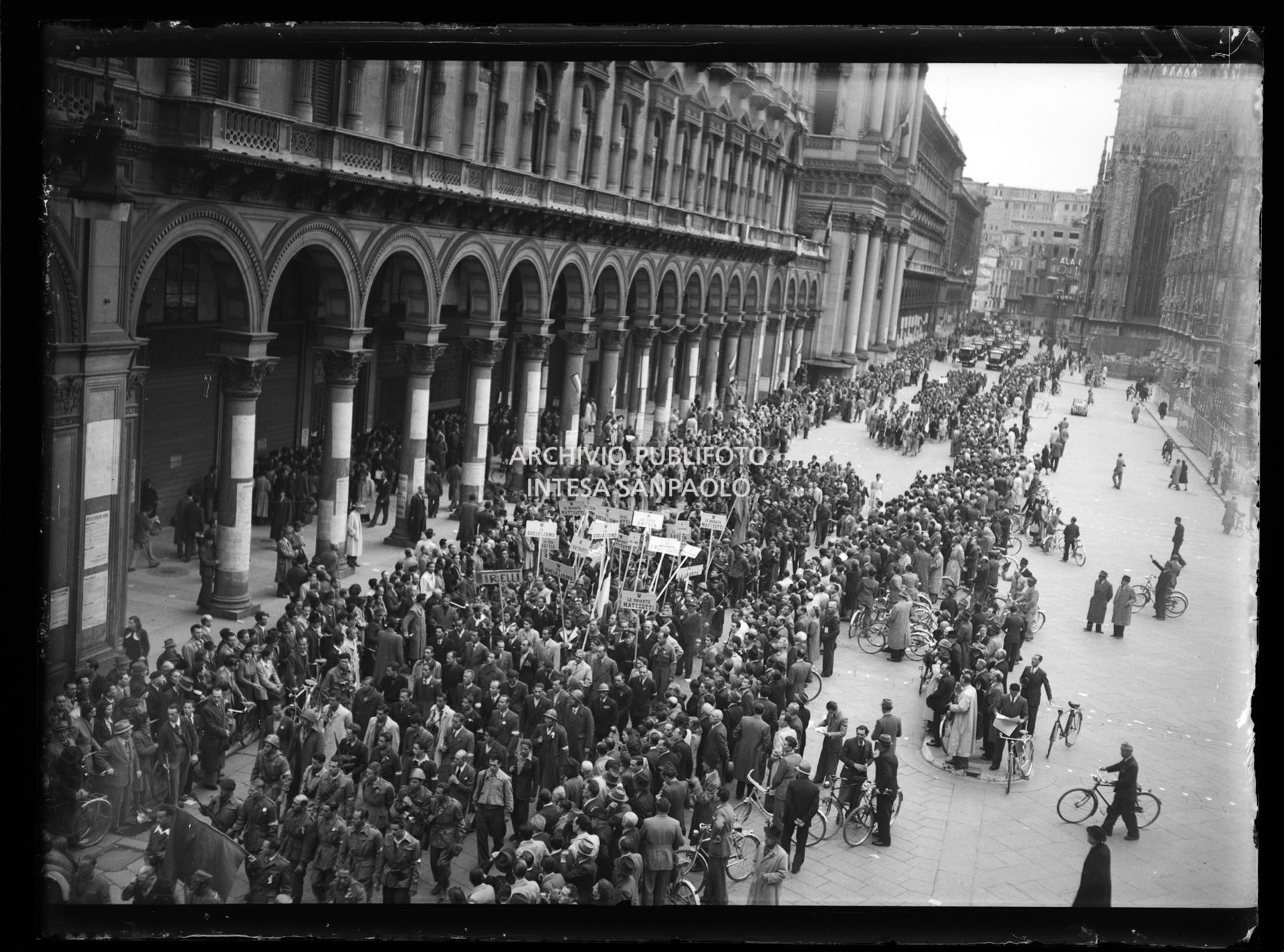 Arrivo in piazza del Duomo a Milano del corteo funebre dei caduti durante l'insurrezione generale, che ha liberato la città, per la celebrazione dei funerali, accolti dalla folla partecipe